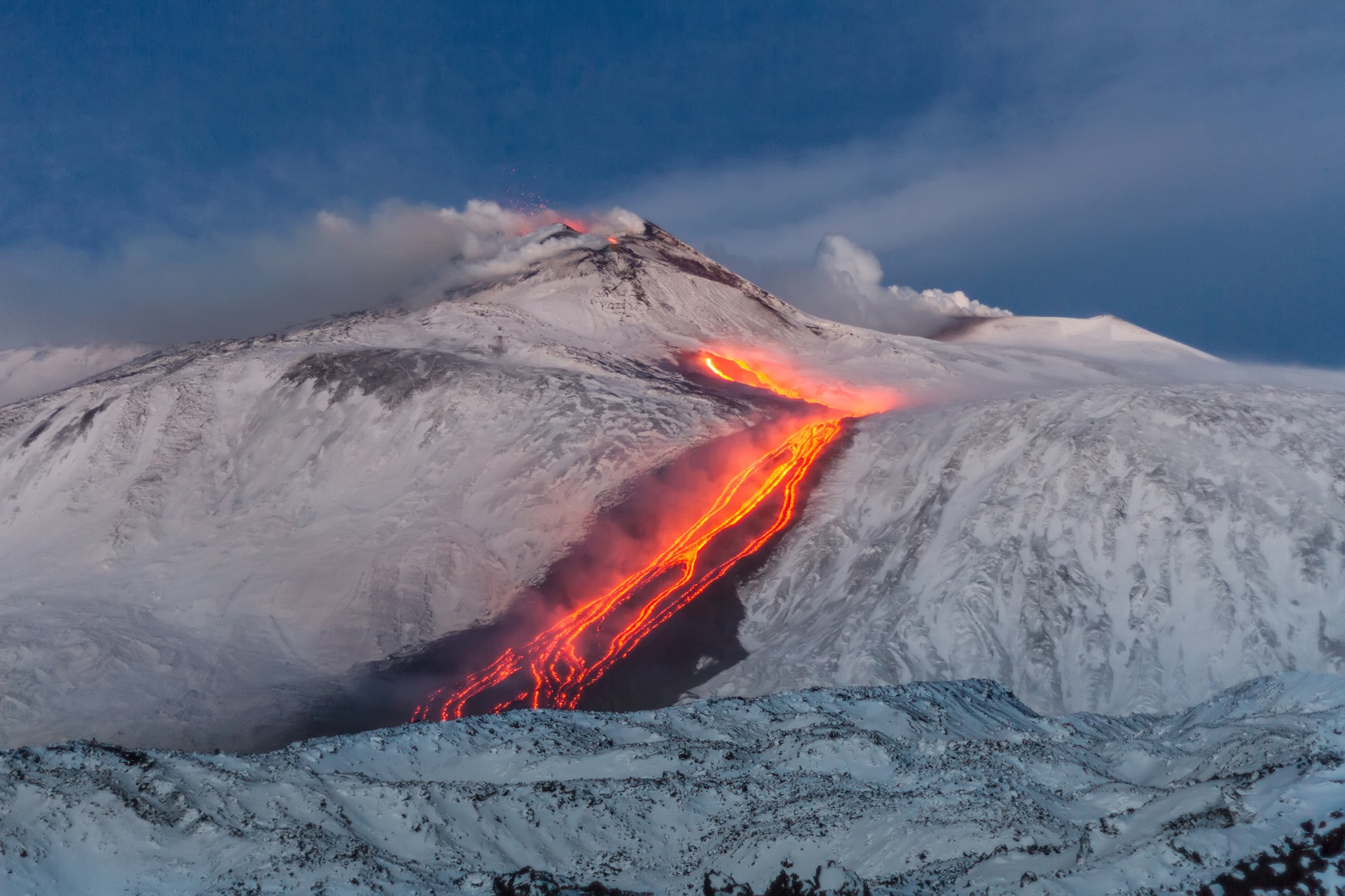 Les éruptions de l'Etna sont toujours un spectacle, surtout en hiver quand la lave côtoie la neige. © Wead, Adobe Stock