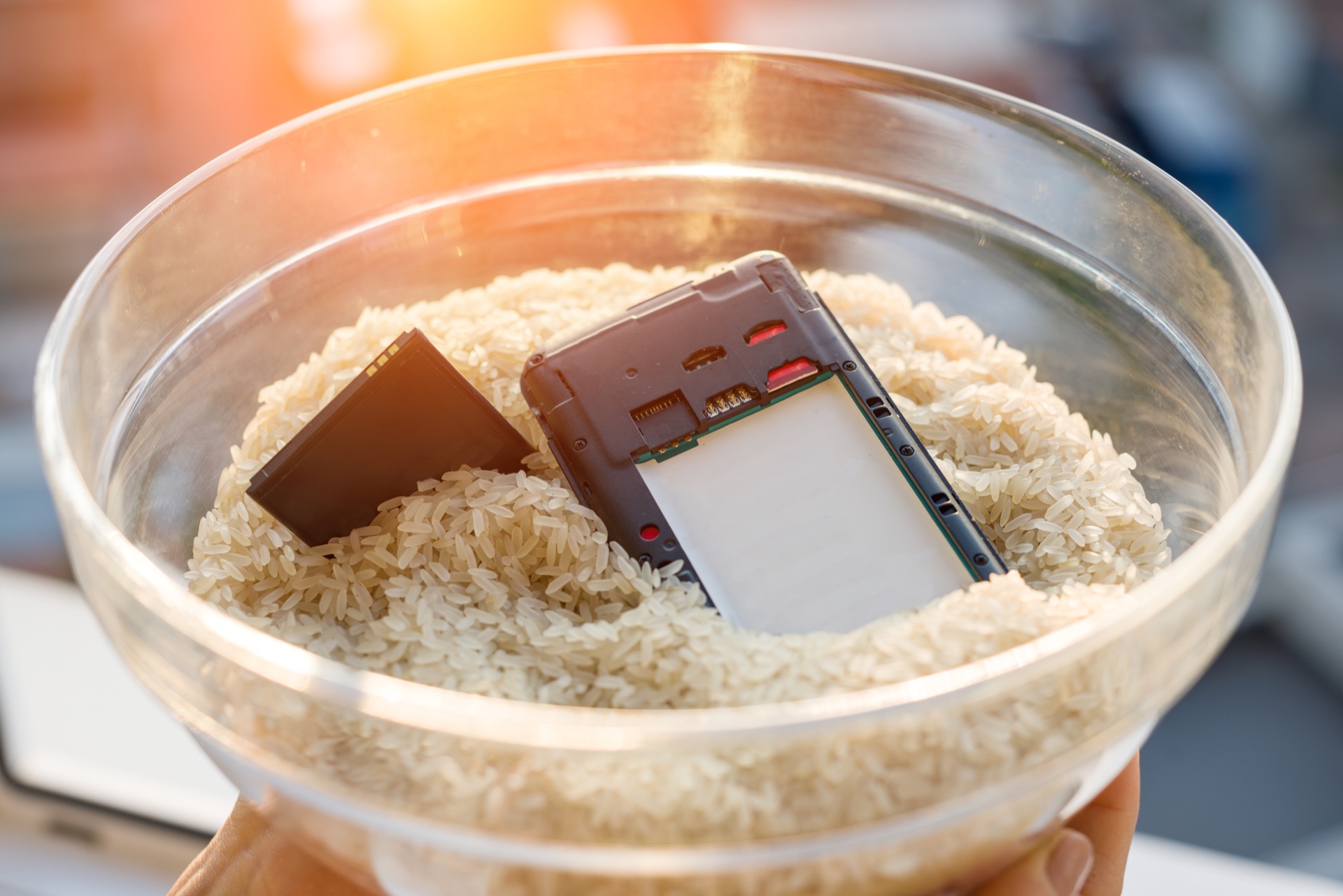 Plonger son smartphone mouillé dans du riz n'est pas forcément une bonne idée. © Valerii Honcharuk, Adobe Stock