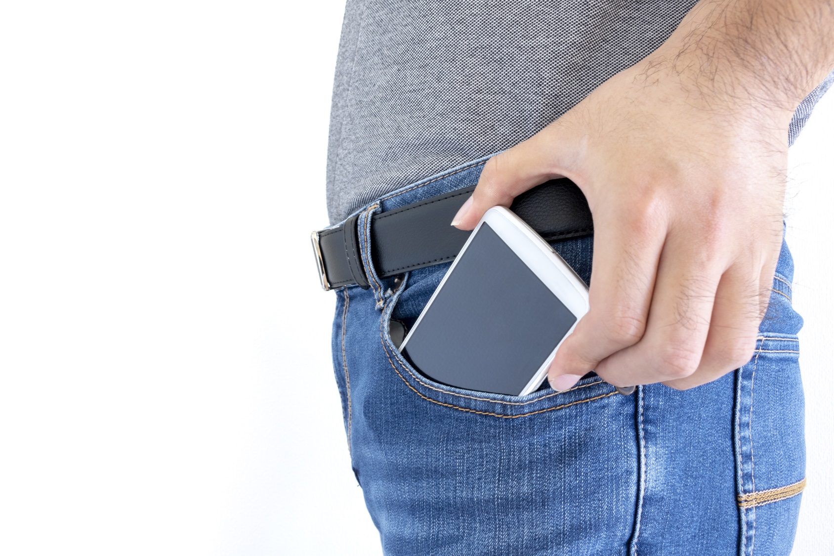 Le téléphone dans la poche du pantalon, une bien mauvaise idée. © poko42, Fotolia
