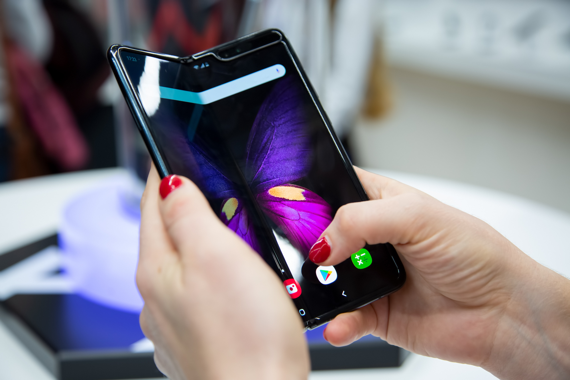 Dans la gamme des smartphones pliables de Samsung, le prochain Galaxy Z Fold 6 devrait être plus fin et plus compact. © Maria, Adobe Stock