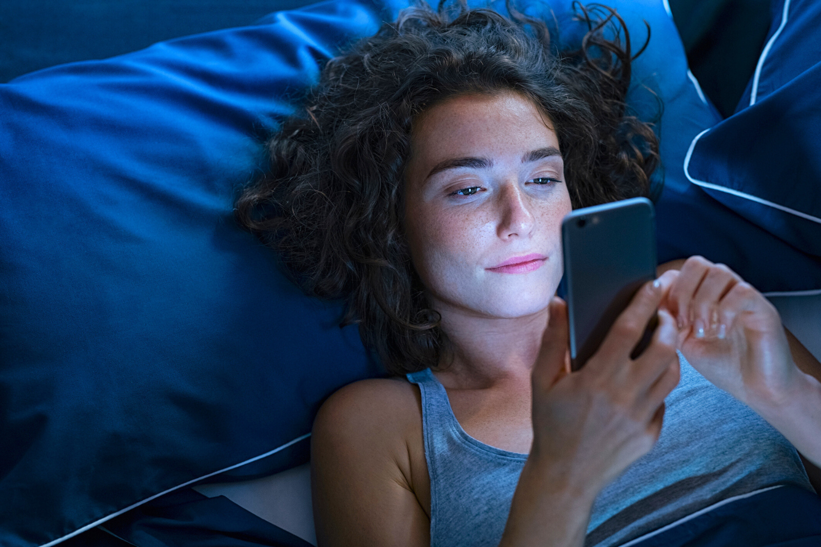 Savez-vous pourquoi votre téléphone pourrait secrètement vous empêcher de bien dormir ? © RidoFranz, iStock