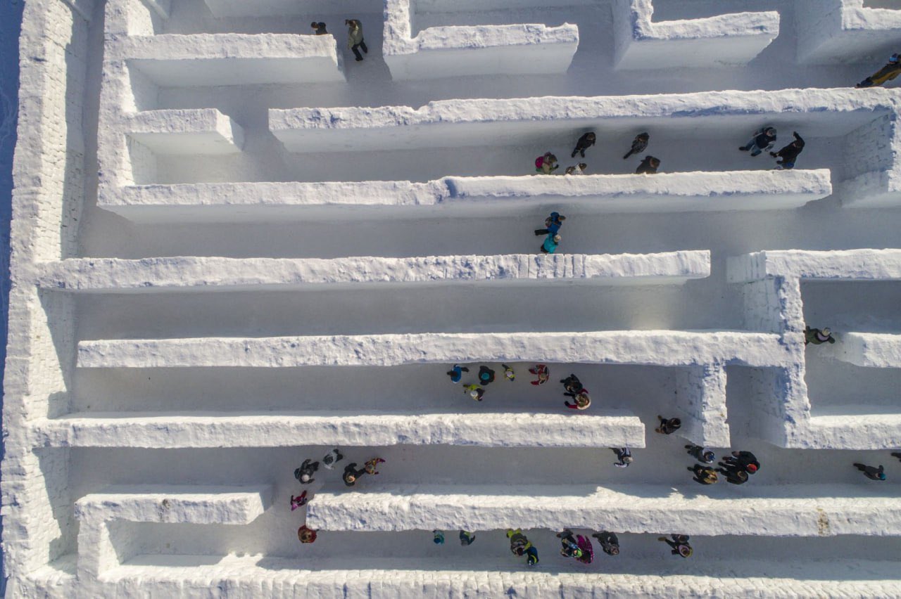 Snowlandia est un gigantesque labyrinthe construit au pied d'une station de ski. © Новая Польша