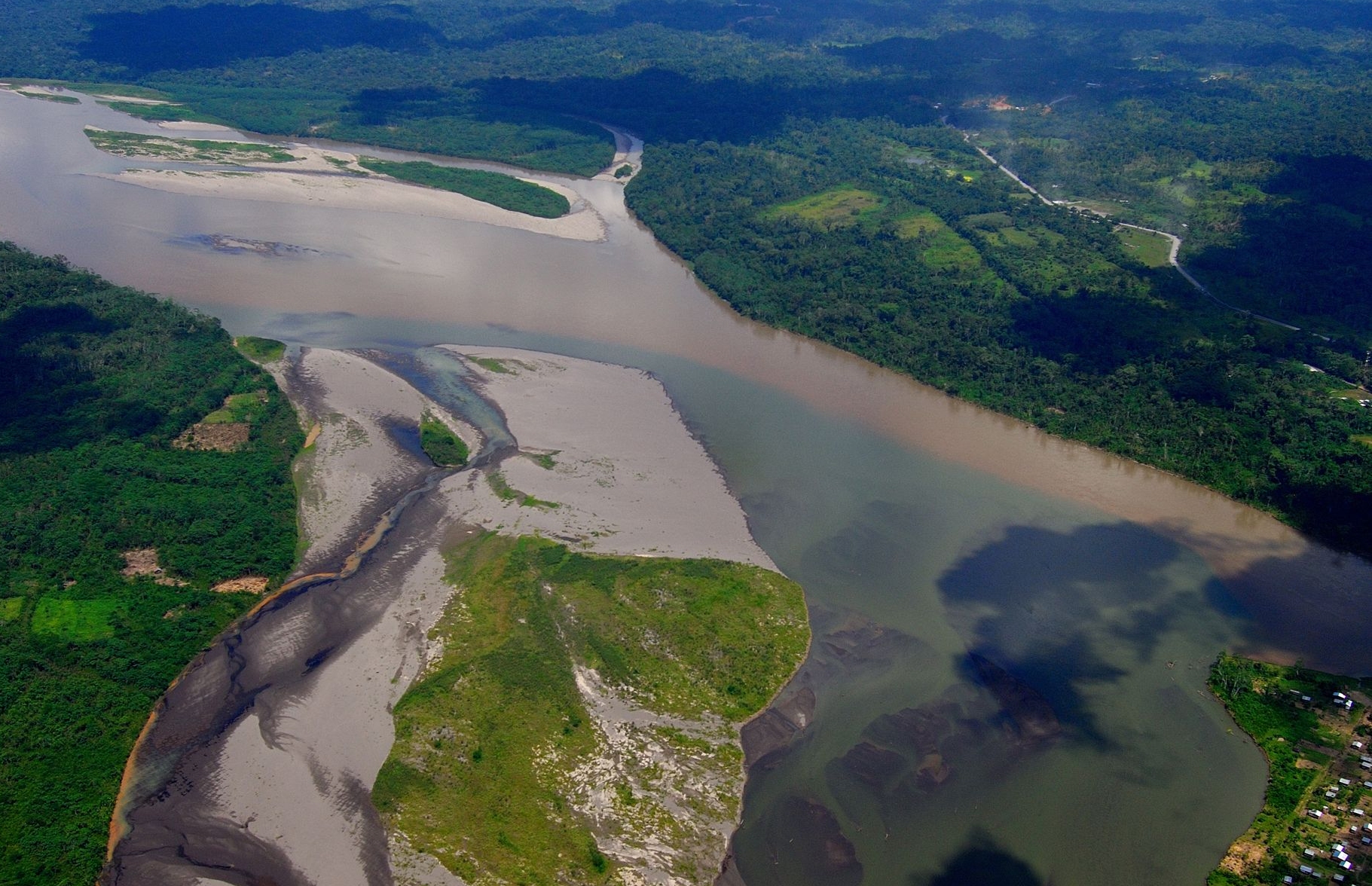 La première remontée complète de l'Amazone par les Européens fut celle de l'expédition menée en 1638 par Pedro Texeira, un Portugais, qui emprunta le Rio Napo (ici en photo), l'un des affluents, pour atteindre Quito, en Équateur. Ailleurs, le confluent du rio Solimões (aux eaux boueuses) et du Rio Negro (aux eaux noires) est remarquable par les teintes très contrastées, les eaux ne se mélangeant qu'après des dizaines de kilomètres. © Rio NAPO Amazonia, Wikimedia Commons, cc by sa 2.0
