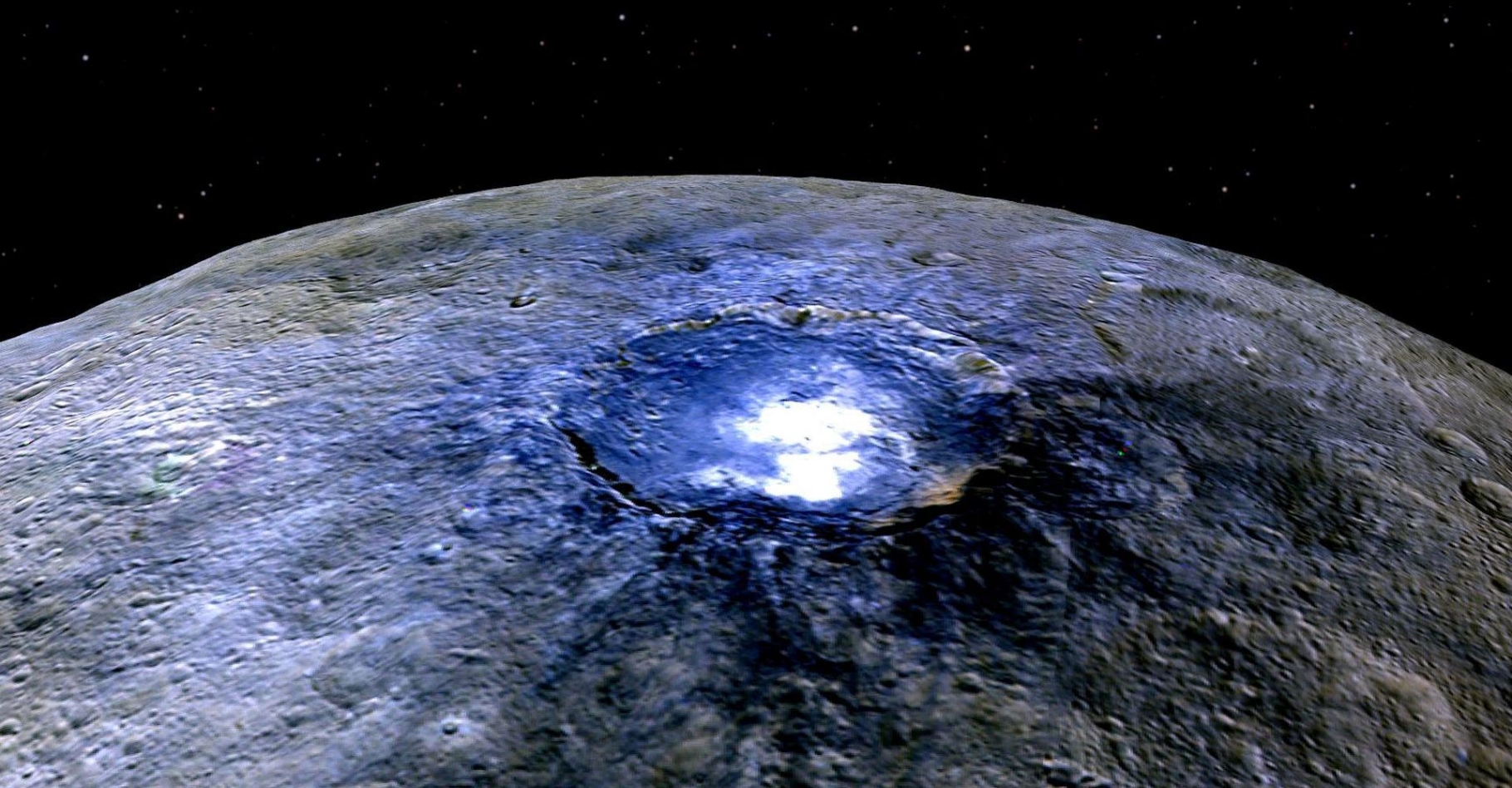 Image en fausses couleurs de Cérès. Acquise depuis une altitude de 4.400 kilomètres, elle renseigne les scientifiques sur les différents composants de la surface de cette planète naine. Cette couleur bleue est généralement associée à des matériaux brillants, comme des sulfates. Plus de 130 autres endroits de ce type ont été recensés sur cette planète naine. © Nasa, JPL-Caltech, UCLA, MPS, DLR, IDA
