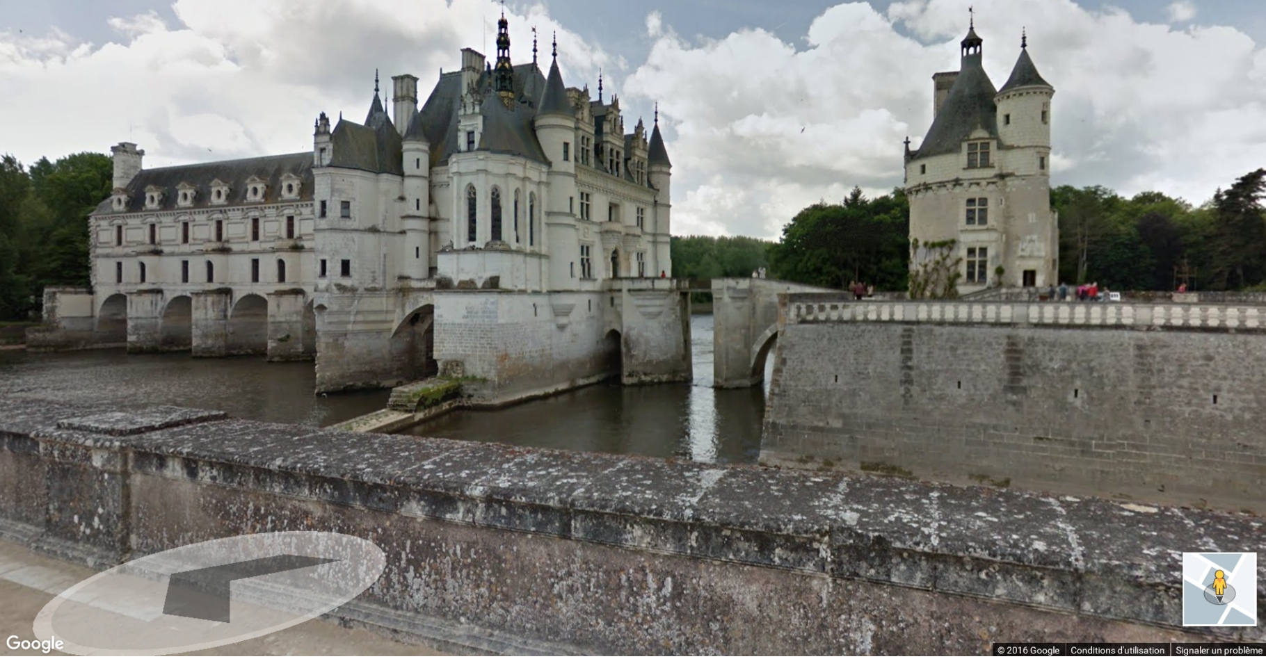 Avec Google Street View et les seuls mouvements de la souris, le visiteur du château de Chenonceau peut parcourir les allées du parc. © Google