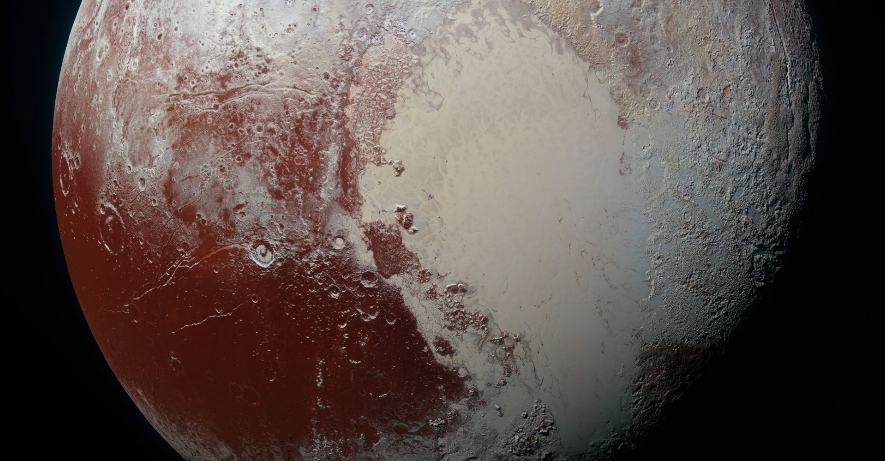 La plaine Spoutnik, en forme de cœur, a été baptisée en souvenir du premier satellite articficiel de la Terre. Elle est très blanche, riche en glace d’azote, de méthane et de monoxyde de carbone. Dessous, les analyses de New Horizons ont révélé la présence de glace d'eau, bien plus dure. © Nasa, JHUAPL, SwRI