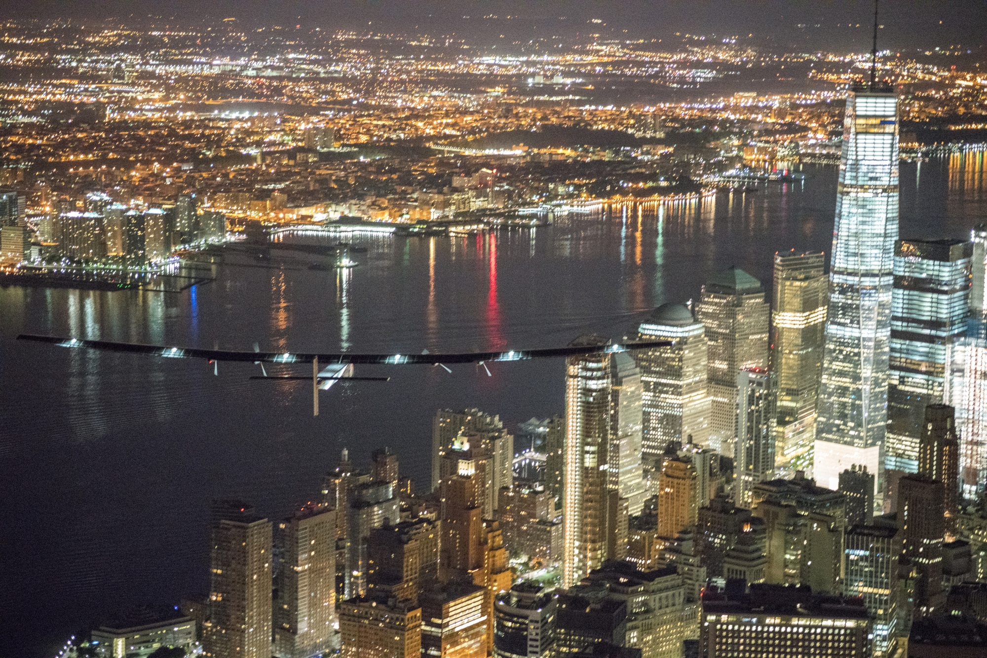 L'avion solaire de Solar Impulse le 11 juin dernier, au-dessus de Manhattan, à New York, pour la dernière étape de sa traversée des États-Unis. © Solar Impulse