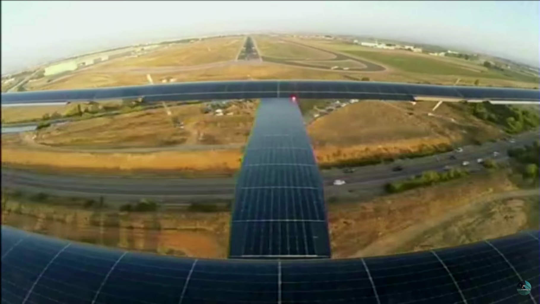 L’avion solaire SI2, piloté par Bertrand Piccard, «&nbsp;en finale » pour un atterrissage sur l'unique piste de l'aéroport de Séville, à l'issue de sa traversée de l'Atlantique. © Solar Impulse
