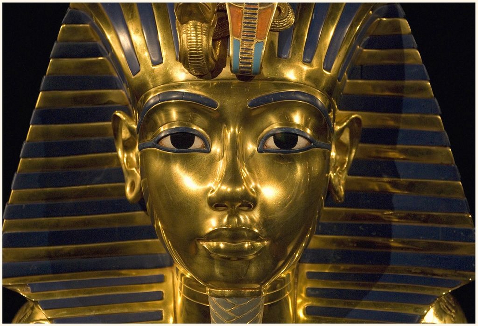 Le buzz du mois : c'est la déception en Égypte. Toutânkhamon et Néfertiti gardent leur secret. Le célèbre masque funéraire de Toutânkhamon. Enterré avec faste, le jeune pharaon mort à 19 ans a régné peu de temps et probablement sous la tutelle des prêtres. Son tombeau semble receler une chambre murée. Selon un ancien ministre égyptien, elle renfermerait « un trésor ». © Harry Potts, Flickr, CC by-sa 2.0