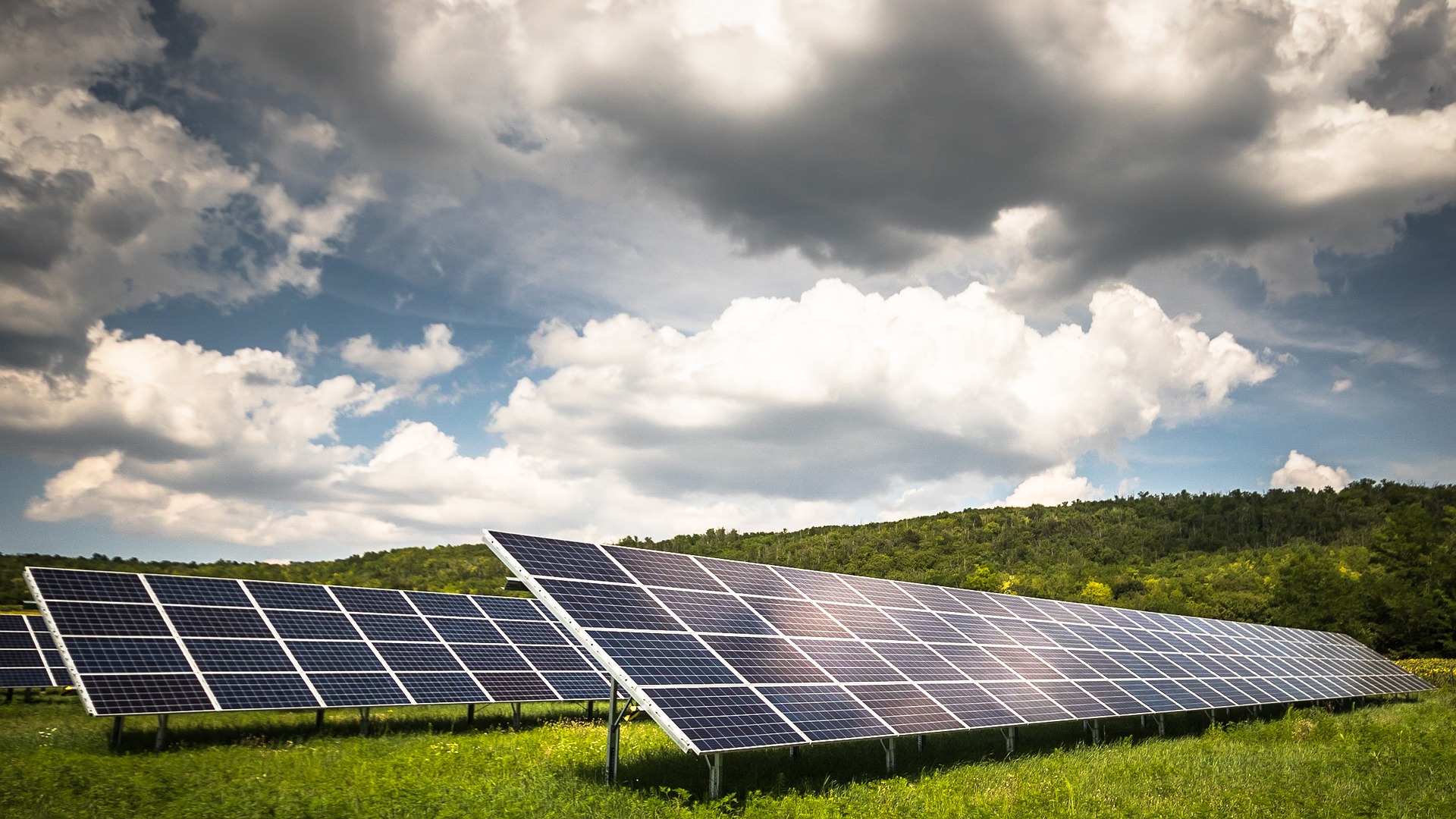 Les fermes et panneaux solaires installés en pleine nature ou dans des zones agricoles ne sont pas écologiques. © Zsuzska321, Pixabay