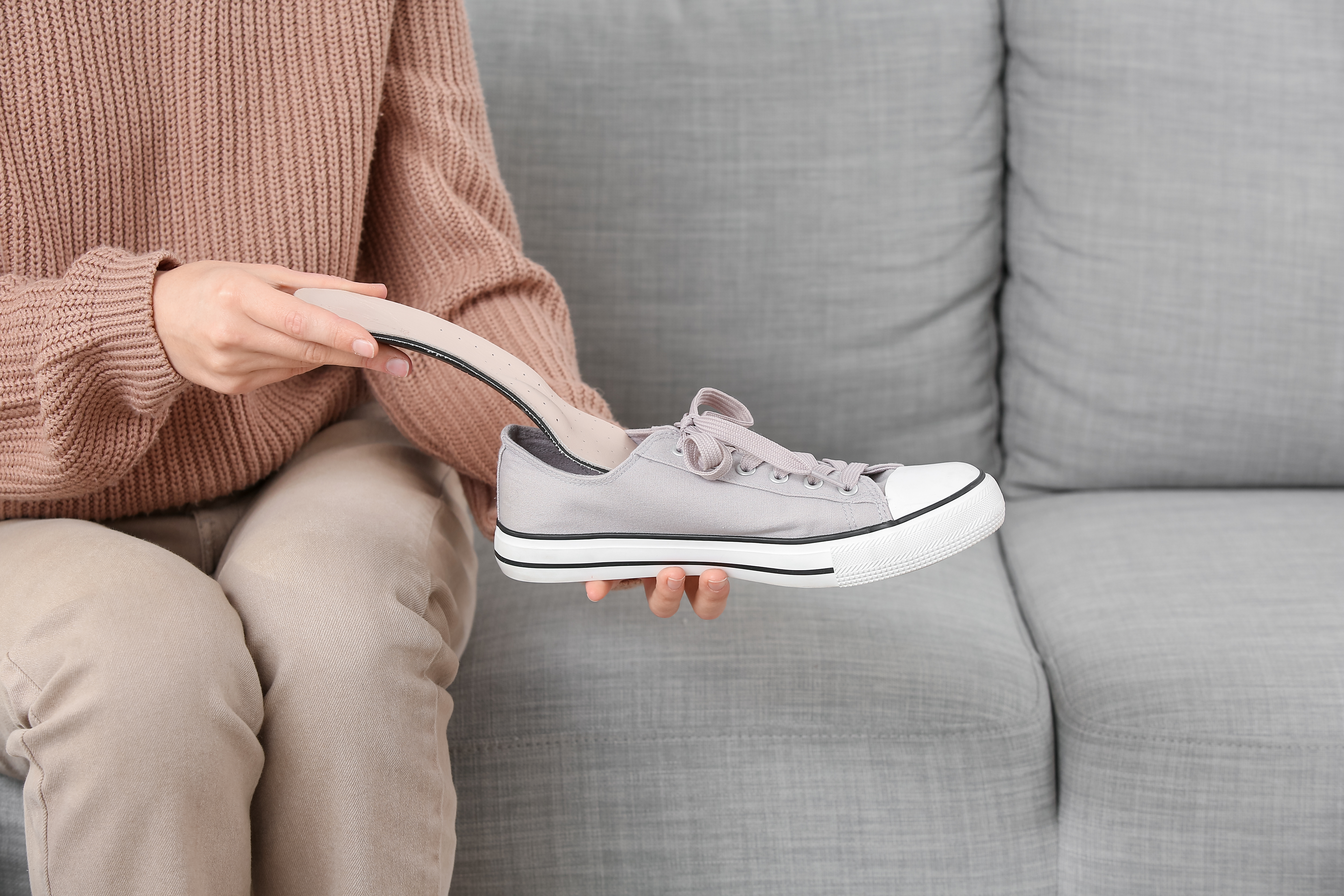 Les semelles orthopédiques apportent un vrai confort aux personnes souffrant de douleurs aux pieds © Pixel-Shot, Adobe Stock