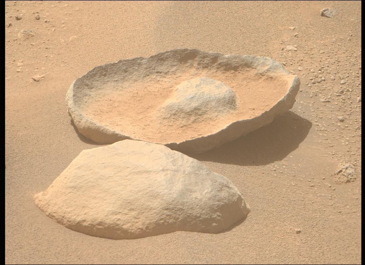 Cette image a été prise par la Mastcam-Z embarquée à bord du rover de la Nasa Perseverance au sol 907 de sa mission sur Mars : un rocher en forme de sombrero.  © Nasa, JPL-Caltech, ASU