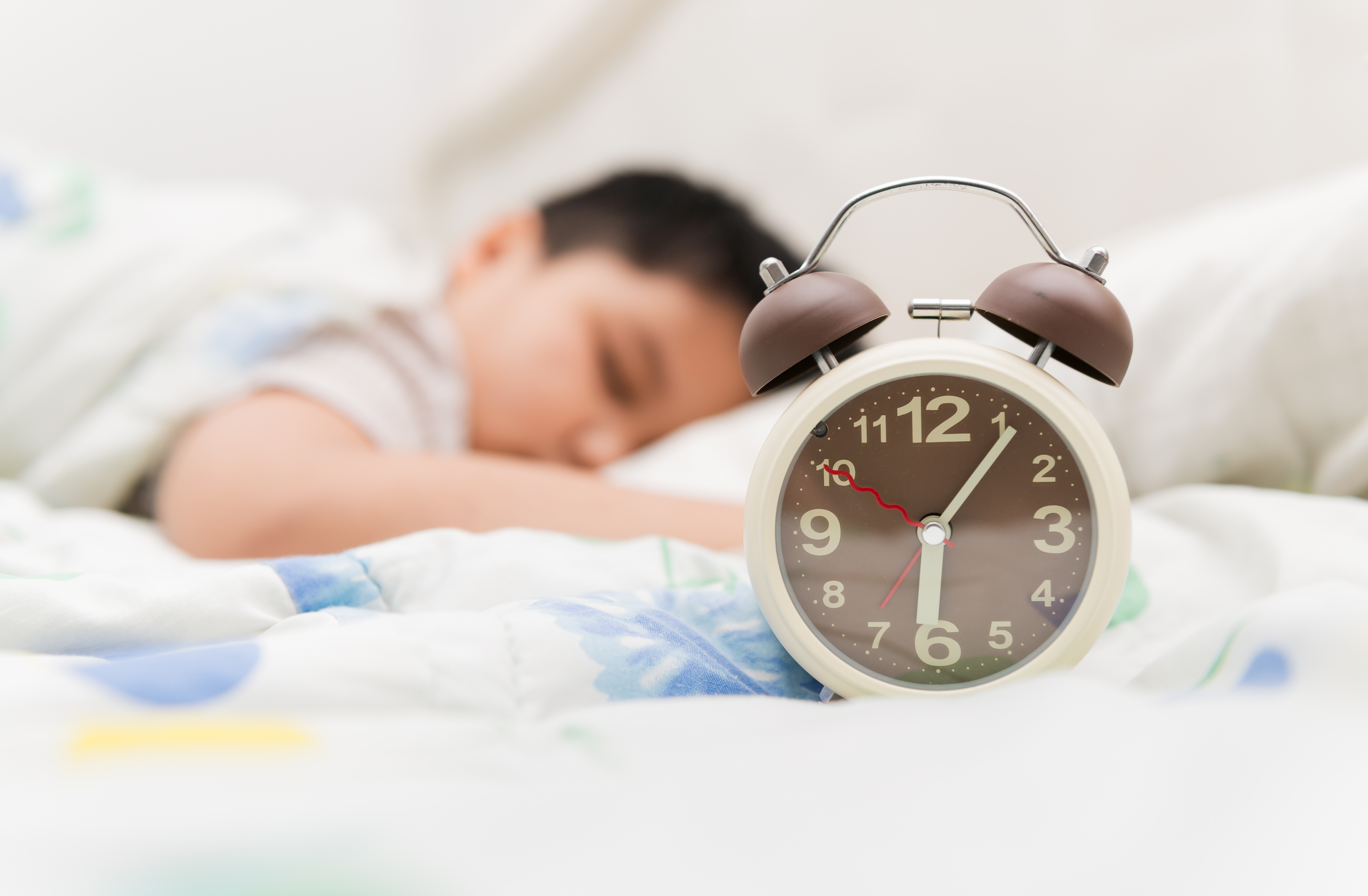 Le changement d'heure a un impact non négligeable sur le sommeil de nos enfants ! © kwanchaichaiudom, Adobe Stock