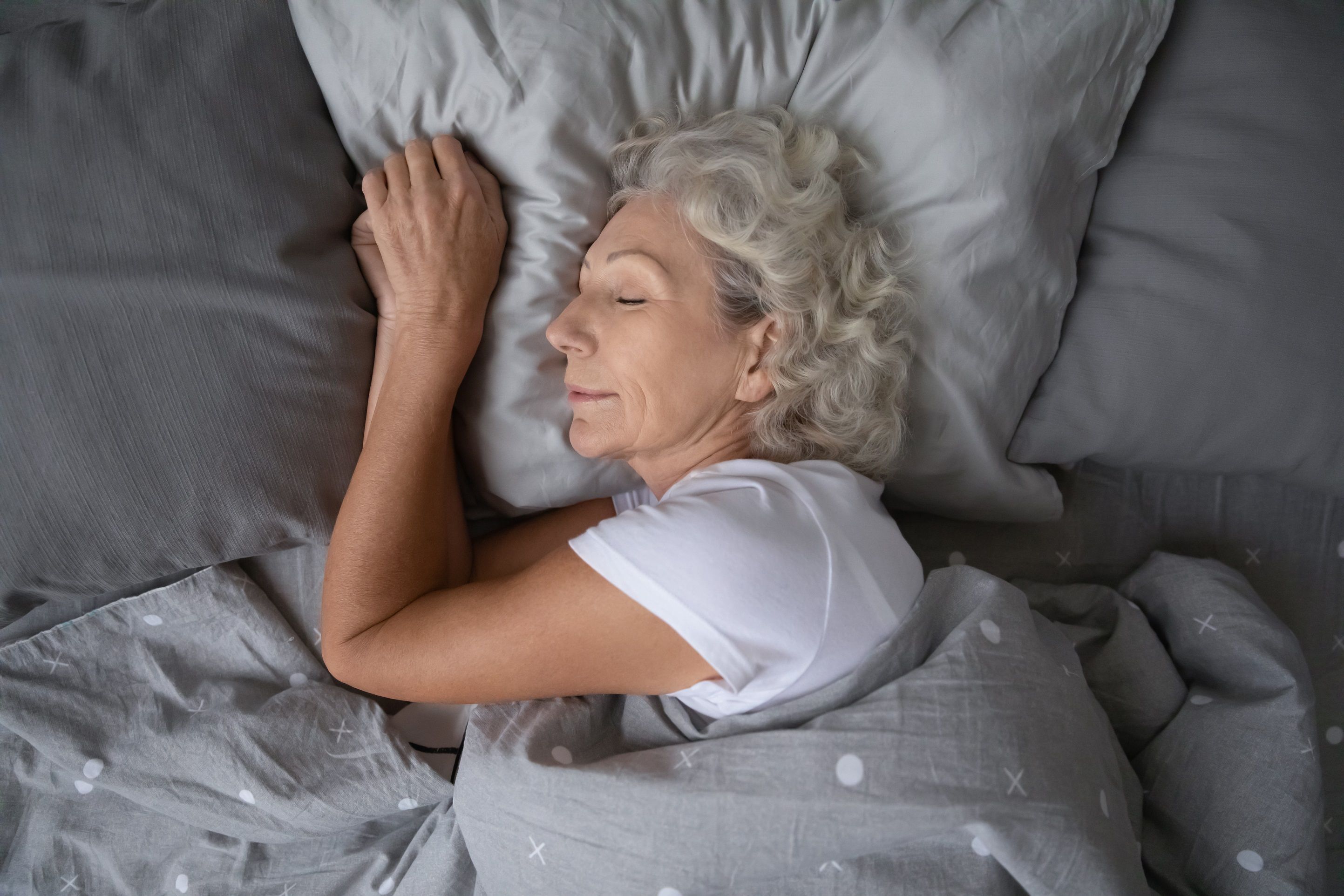 À quelle température ambiante, les personnes âgées auraient-elles plus de chance de profiter d'un sommeil réparateur ? © Fizkes, Getty Images