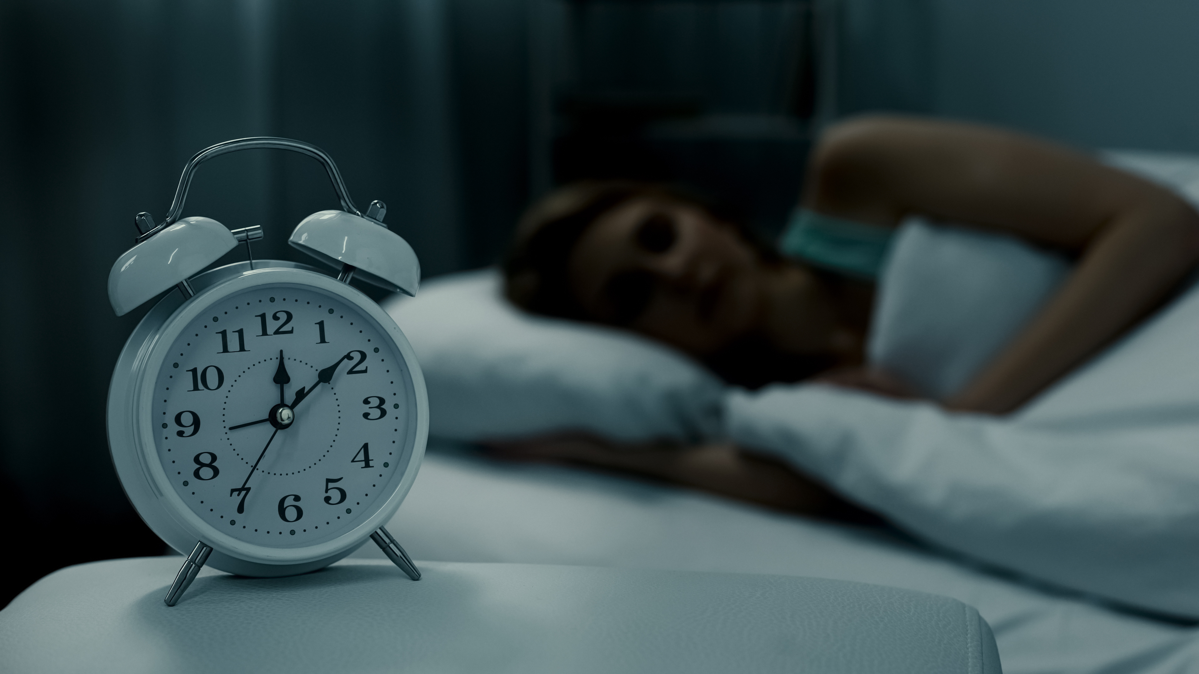 Selon Santé publique France, plus d’un tiers des 18–75 ans dorment moins de six heures par nuit. © motortion, Adobe Stock