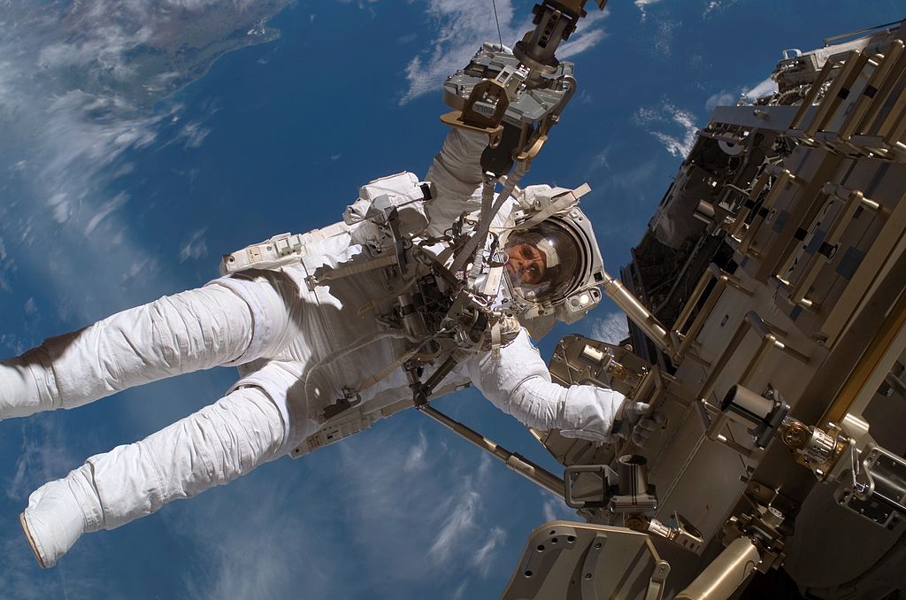 Rick Mastracchio et Mike Hopkins s'apprêtent à effectuer la 175e sortie dans l'espace depuis que l'ISS s'y trouve. Ce sera la sixième pour le premier nommé et la première pour son compagnon. © Nasa
