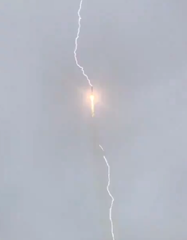 Une fusée Soyouz frappée par un éclair le 27 mai 2019 lors du lancement d'un satellite russe. Ce dernier a été placé en orbite avec succès. © Roscosmos