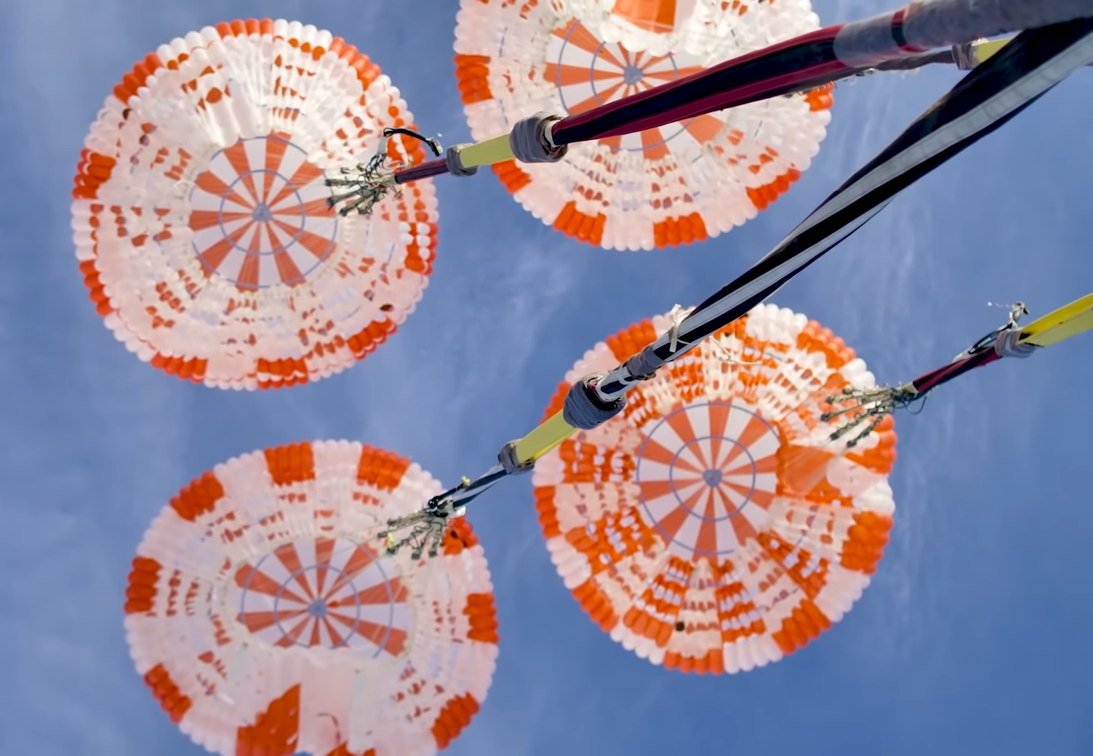 Test des parachutes de la capsule habitée Crew Dragon de SpaceX. © SpaceX