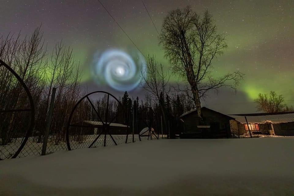 L'incroyable spirale observée dans le ciel devant les aurores boréales était en fait composée de vapeur d'eau échappée d'une fusée SpaceX. © twitter.com/XRPQueenPin