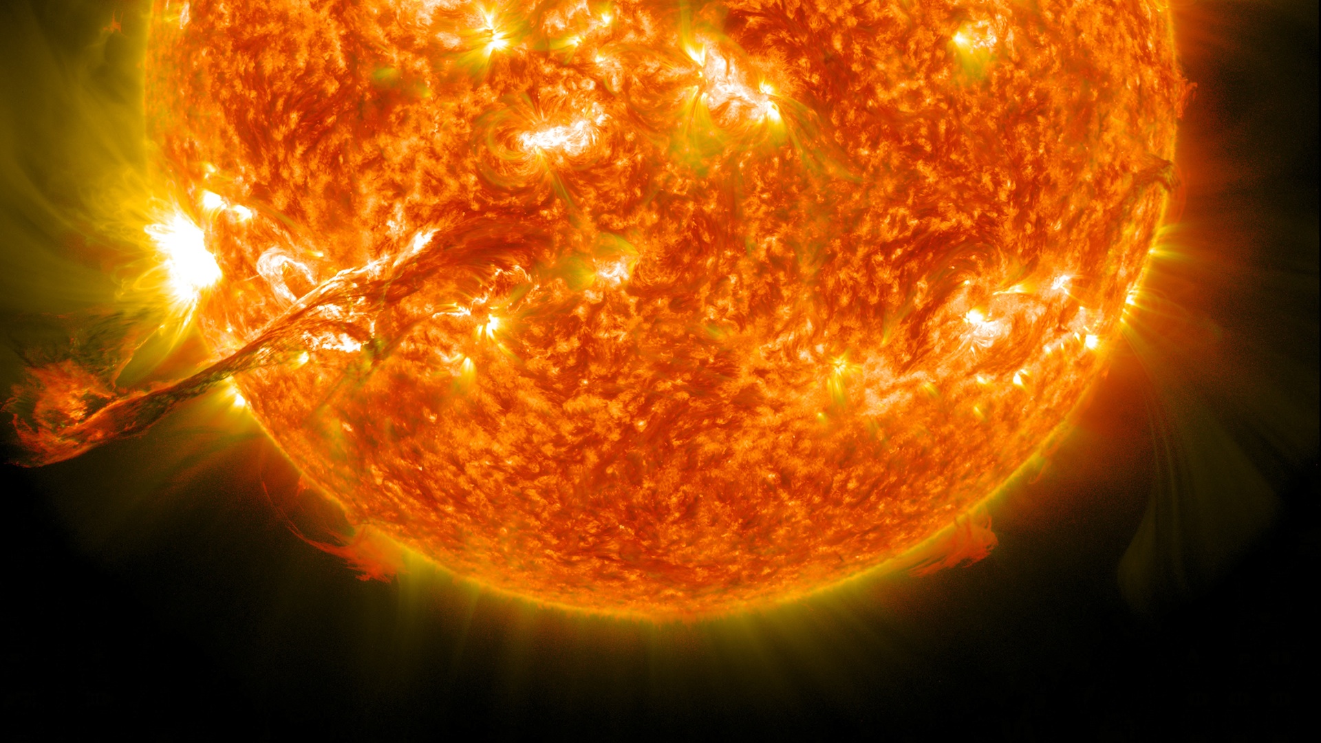 Image composite d'une éruption solaire observée par la sonde SDO en août 2012. © Nasa, GSFC