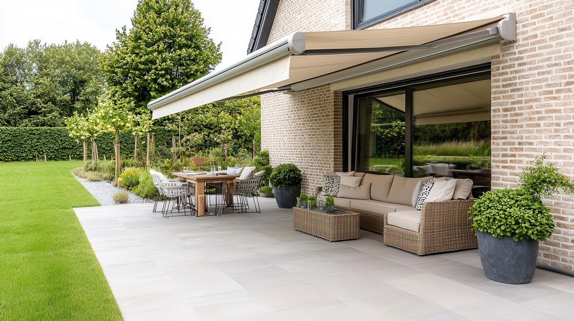 Quels sont les critères à prendre en compte pour installer un store banne et pour avoir une terrasse ombragée ? © Jayda ArtistryHub, Adobe Stock