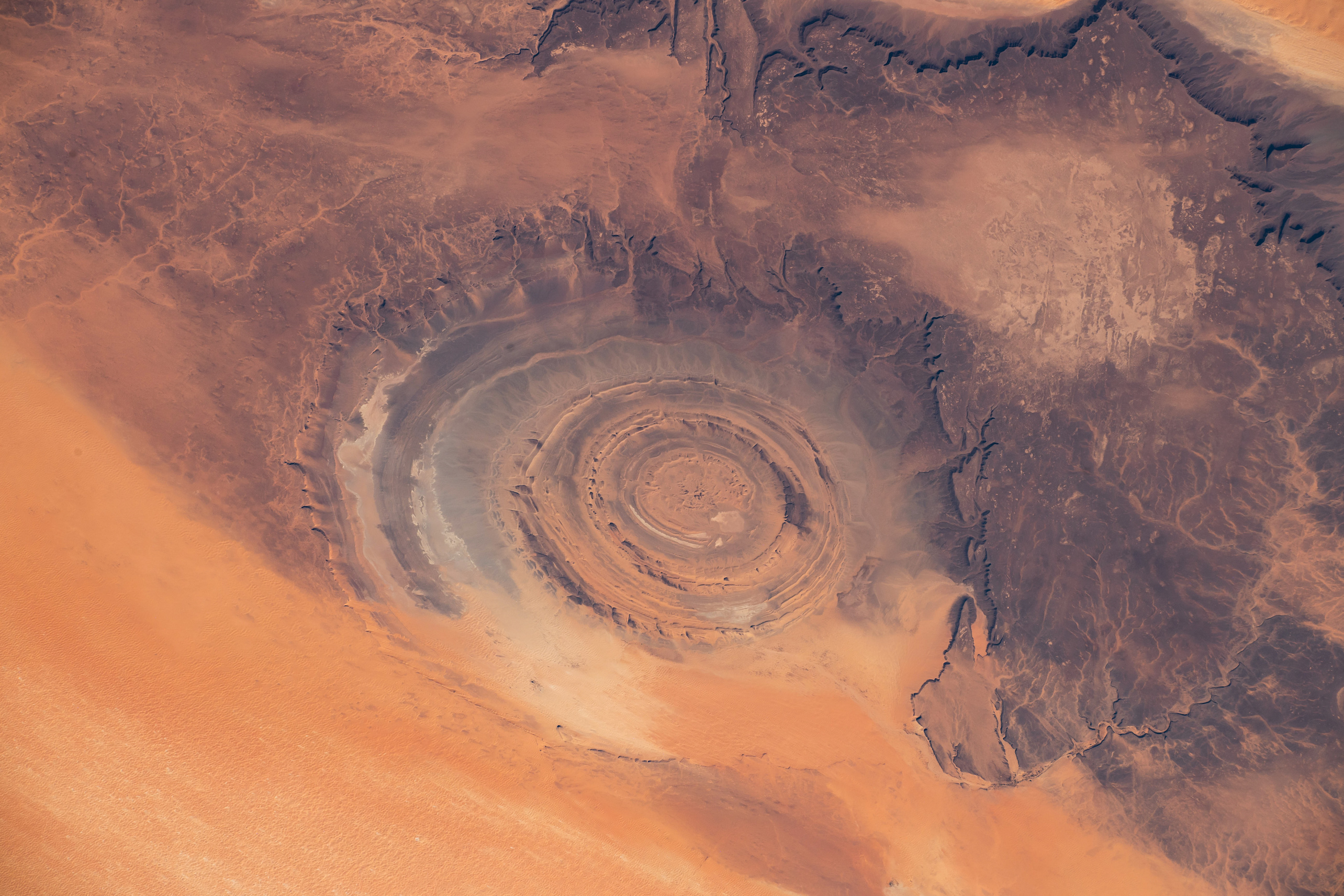 Vue aérienne de la structure de Richat, aussi appelée « l'œil de l'Afrique » (éléments de cette image fournis par la Nasa). © Blue, Adobe Stock