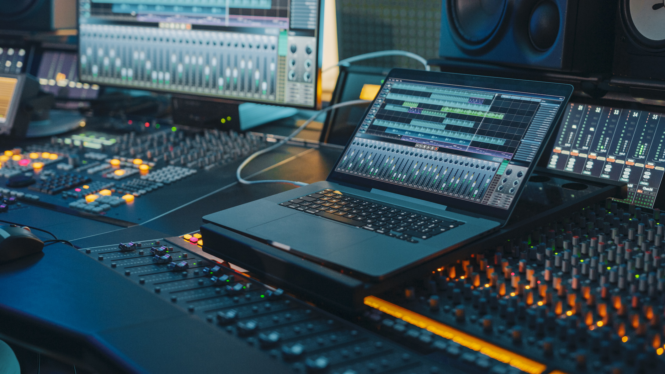 Les interfaces audio font partie des outils essentiels en home studio. © Gorodenkoff, Adobe Stock