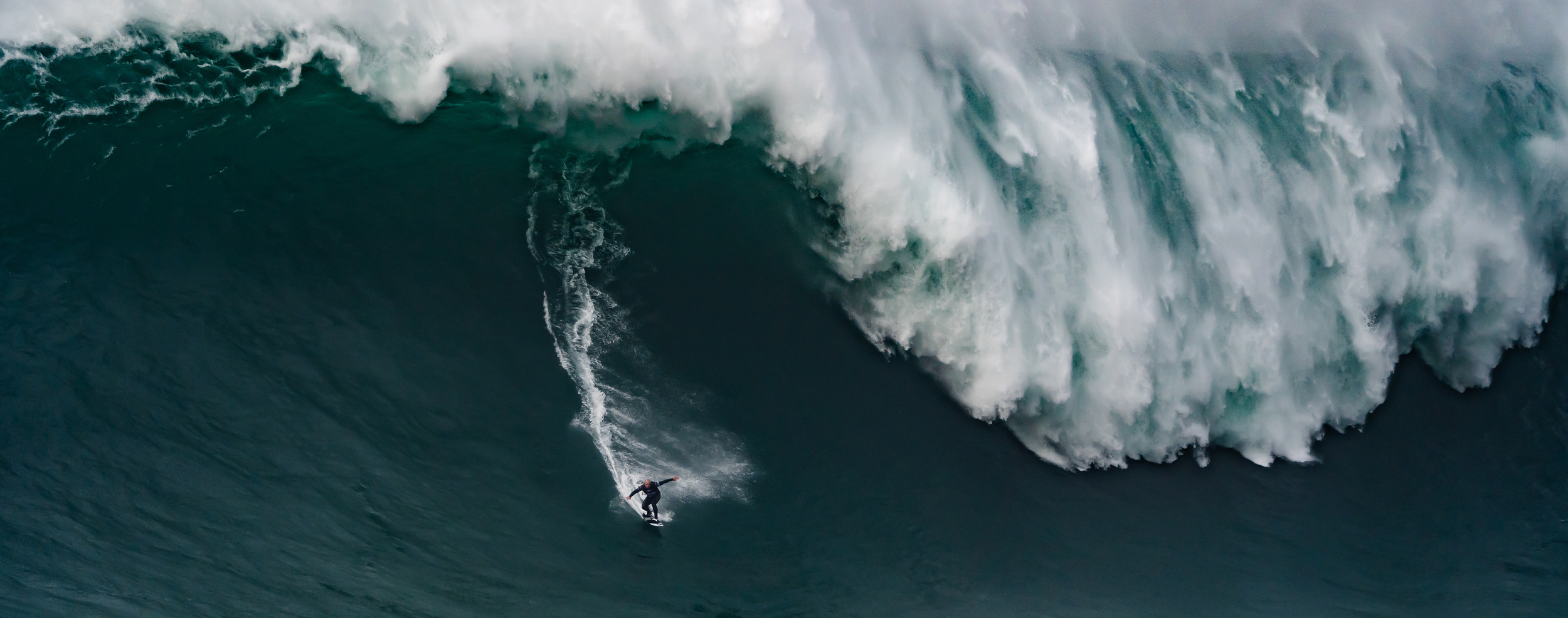 Une vague géante surfée à Nazaré, Portugal. © MartiFerretPhoto, Adobe Stock