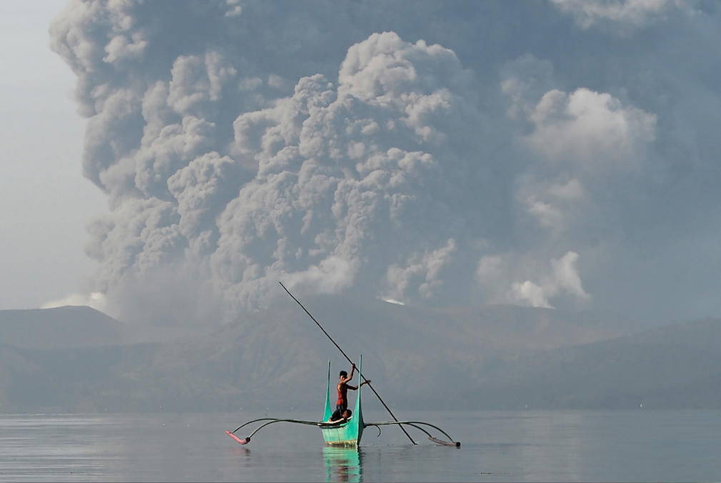 La colonne de cendre produite par le volcan Taal, situé à 60 kilomètres de la capitale des Philippines. © Ted Aljibe, AFP