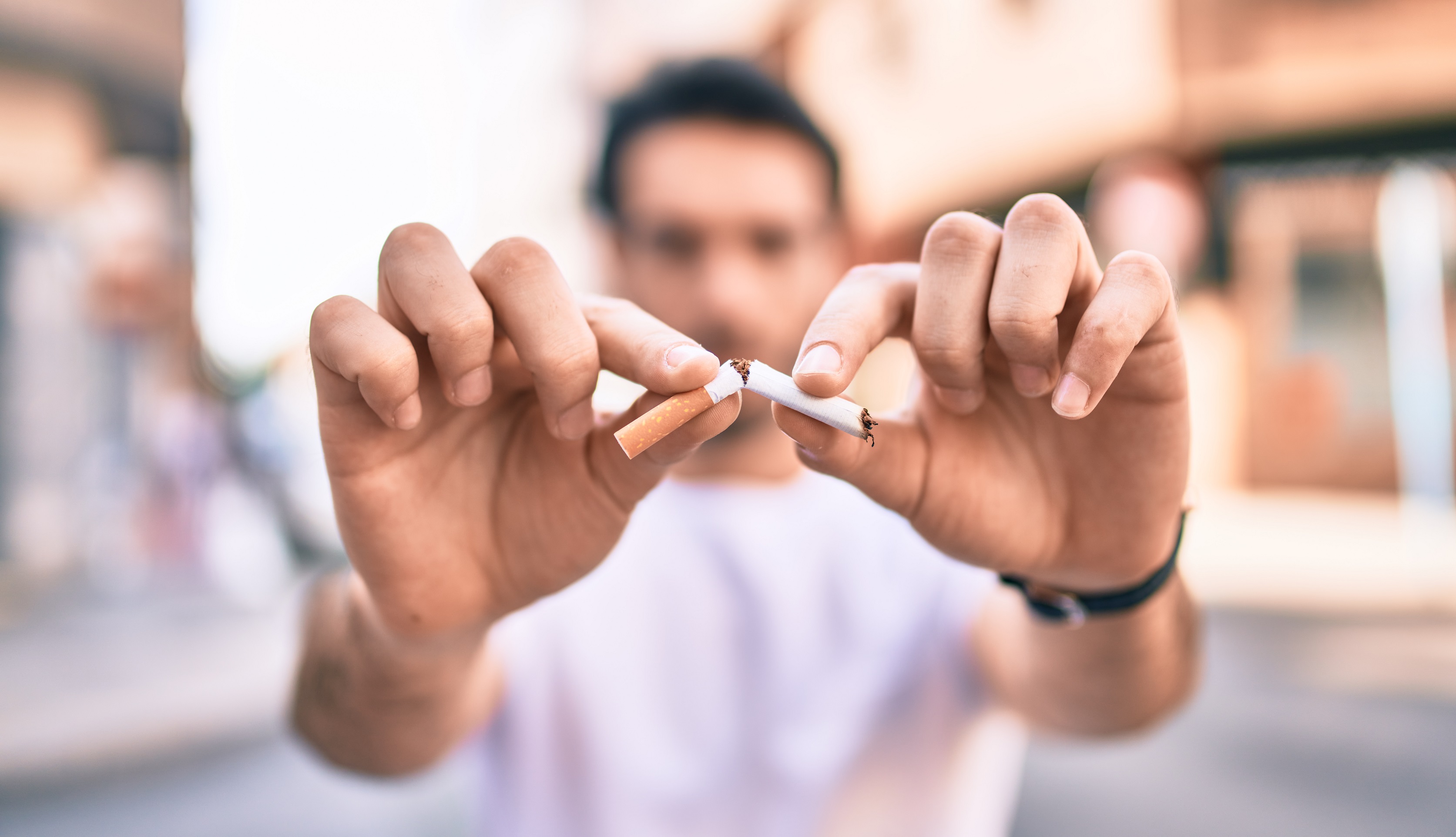 Les politiques mises en place dans de nombreux pays pour faire baisser le tabagisme sont-elles efficaces ? © Krakenimages.com, Shutterstock