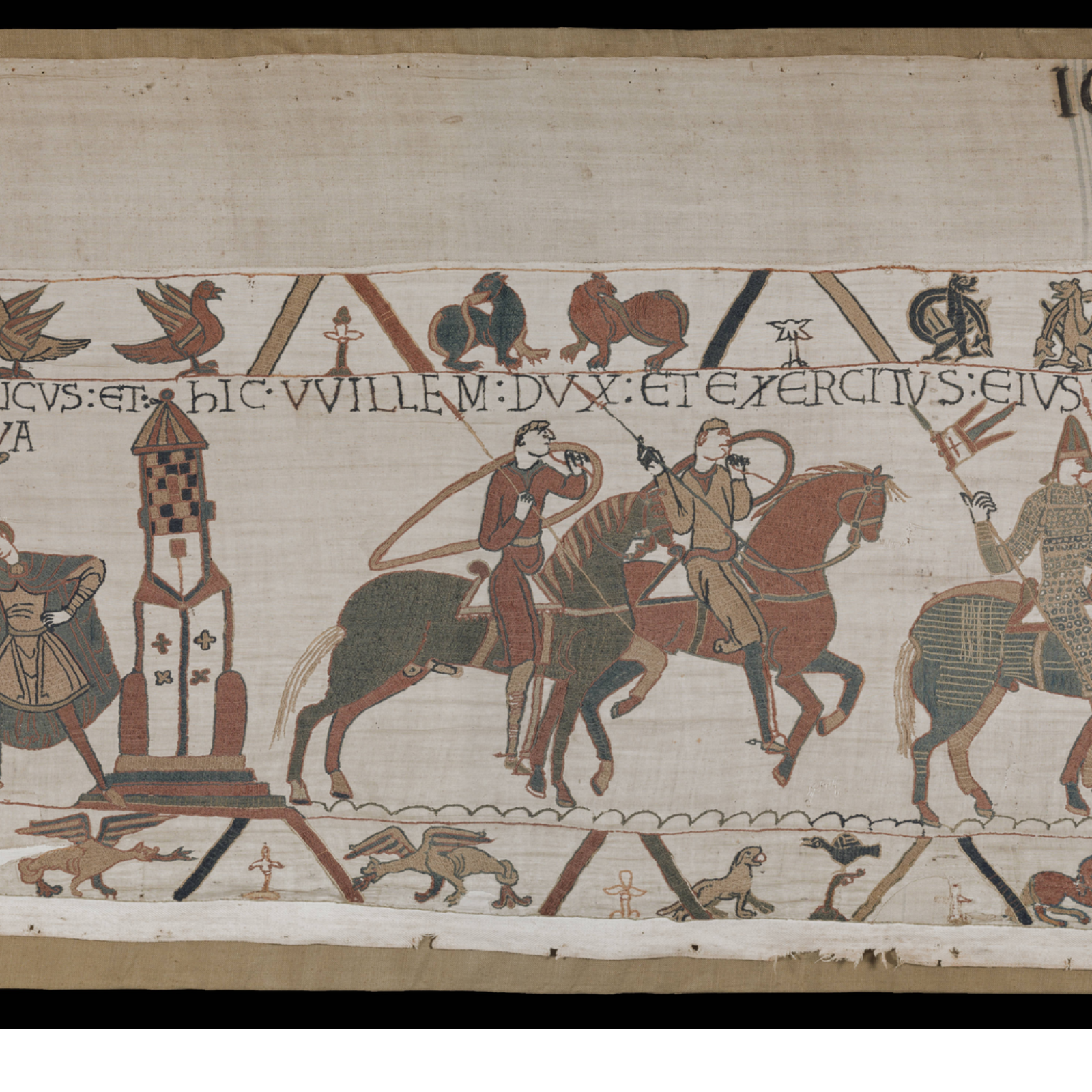 Scène de la Tapisserie de Bayeux, aussi connue sous le nom de Tapisserie de la reine Mathilde, et plus anciennement « Telle du Conquest » (pour « toile de la Conquête ») est une broderie du XIe siècle inscrite depuis 2007 au registre Mémoire du monde par l'UNESCO - © Wikimédia Commons, domaine public
