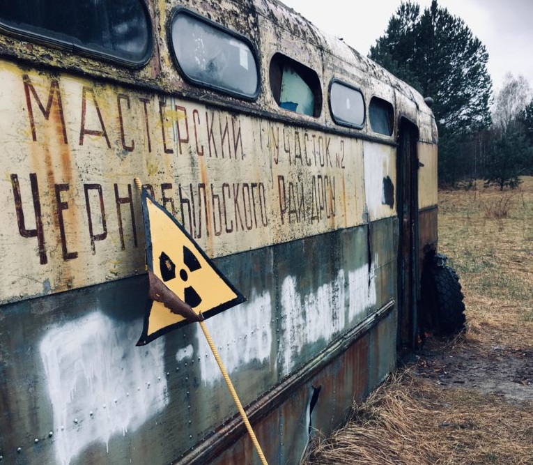 Un bus abandonné dans la zone d'exclusion de Tchernobyl. © Tom Scott, University of Bristol