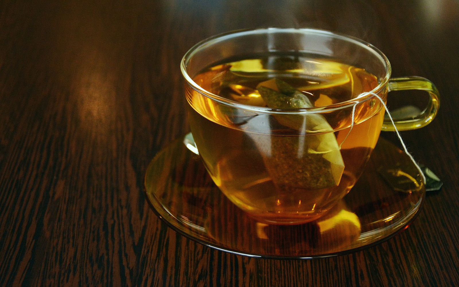 Des chercheurs de l’université McGill (Canada) ont analysé des eaux dans lesquelles des sachets de thé en plastique ont infusé. Elles grouillaient de particules de plastique. © congerdesign, Pixabay License