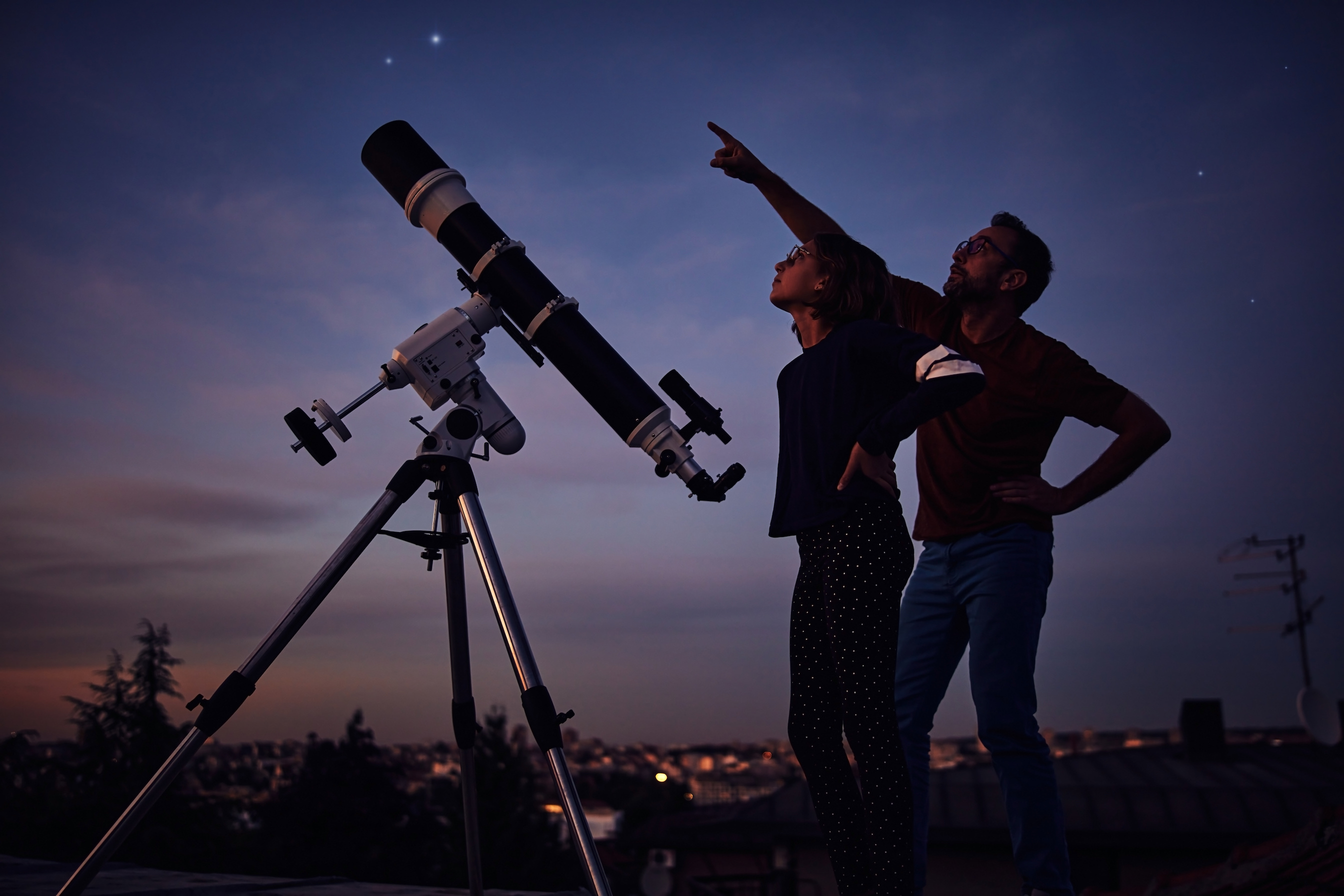 Un télescope permet d'observer le ciel et ses objets célestes. © Astrosystem, Adobe Stock