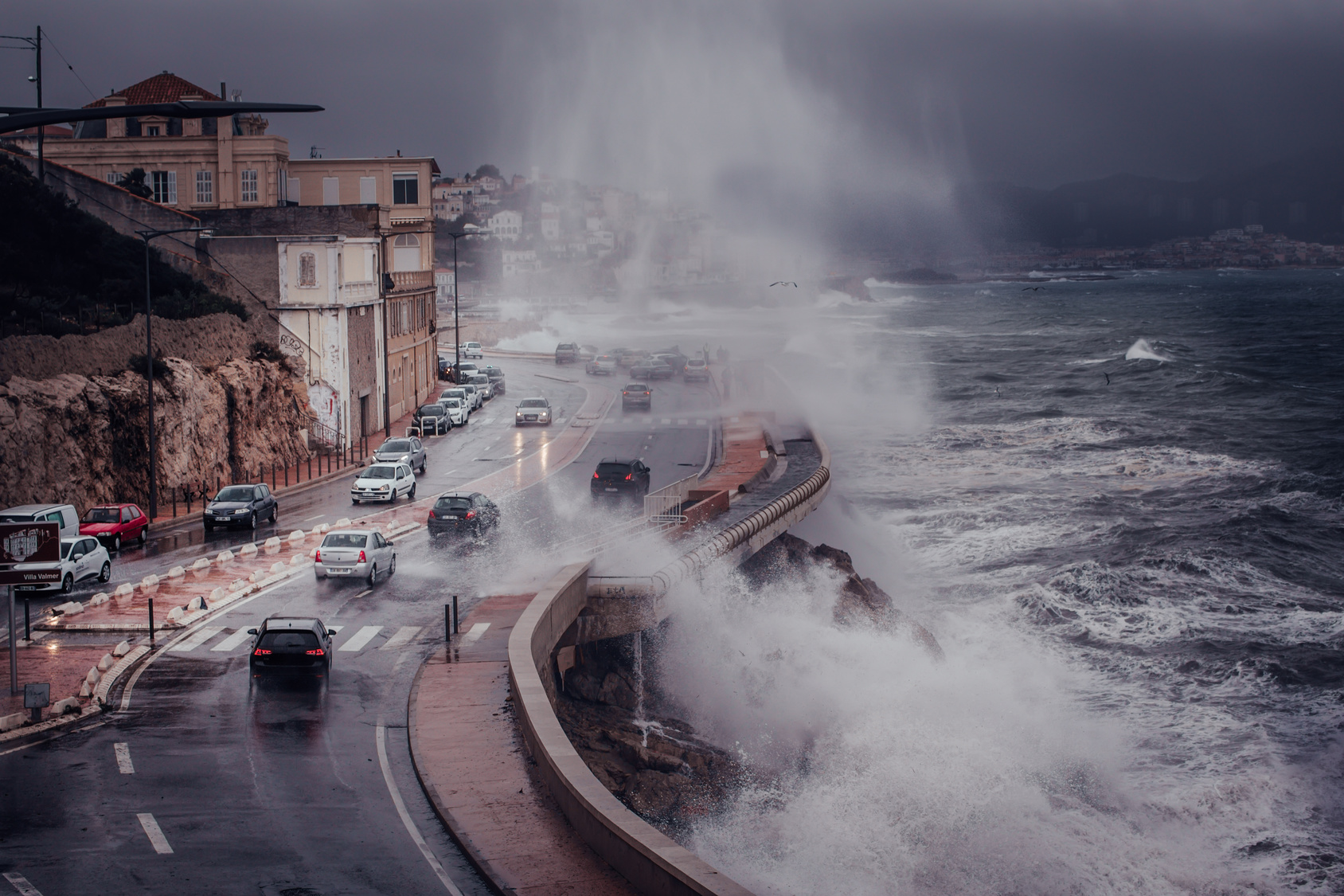 Une tempête génère toujours des vents violents qui amènent avec eux de grandes quantités de précipitations et causent parfois d'importants dégâts. © Studio M, fotolia