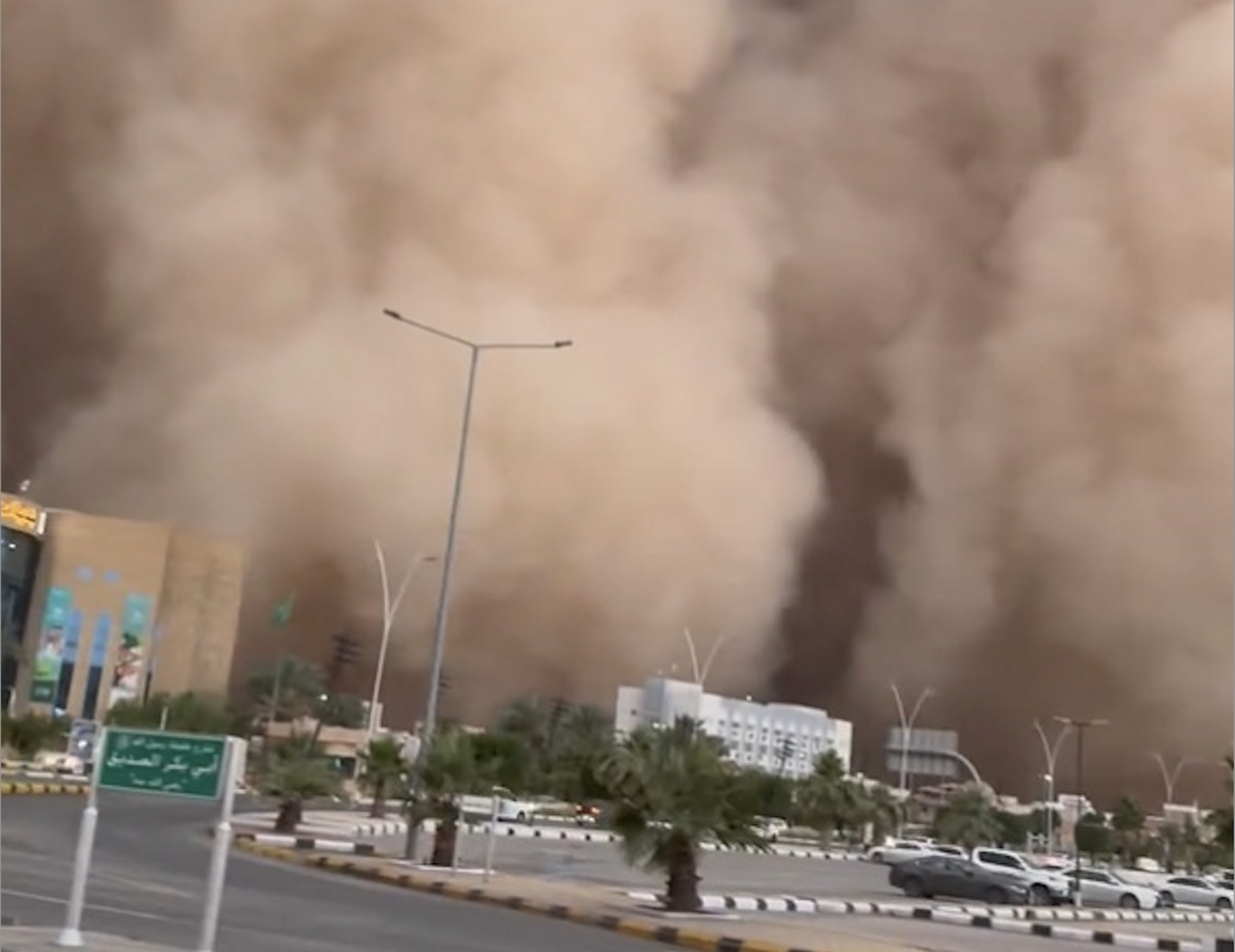 Un impressionnant mur de sable dans la ville d'Al-Rass en Arabie saoudite le 3 mai dernier. © AskarAlsalimi 