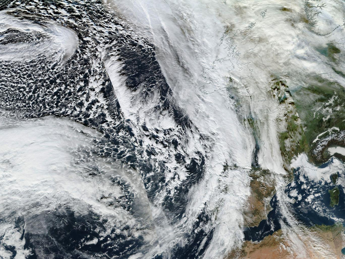 Existe-t-il un lien entre le réchauffement global, la douceur de l'hiver et les inondations en Angleterre ? Sur cette image, la tempête Frank s'approchant du Royaume-Uni le 28 décembre 2015. © Nasa