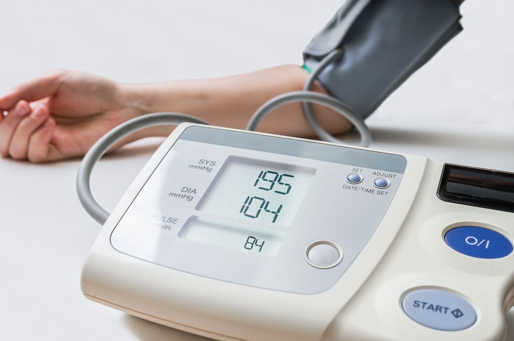 L’hypertension est détectée par la mesure réalisée par un tensiomètre. © vchalup, Fotolia