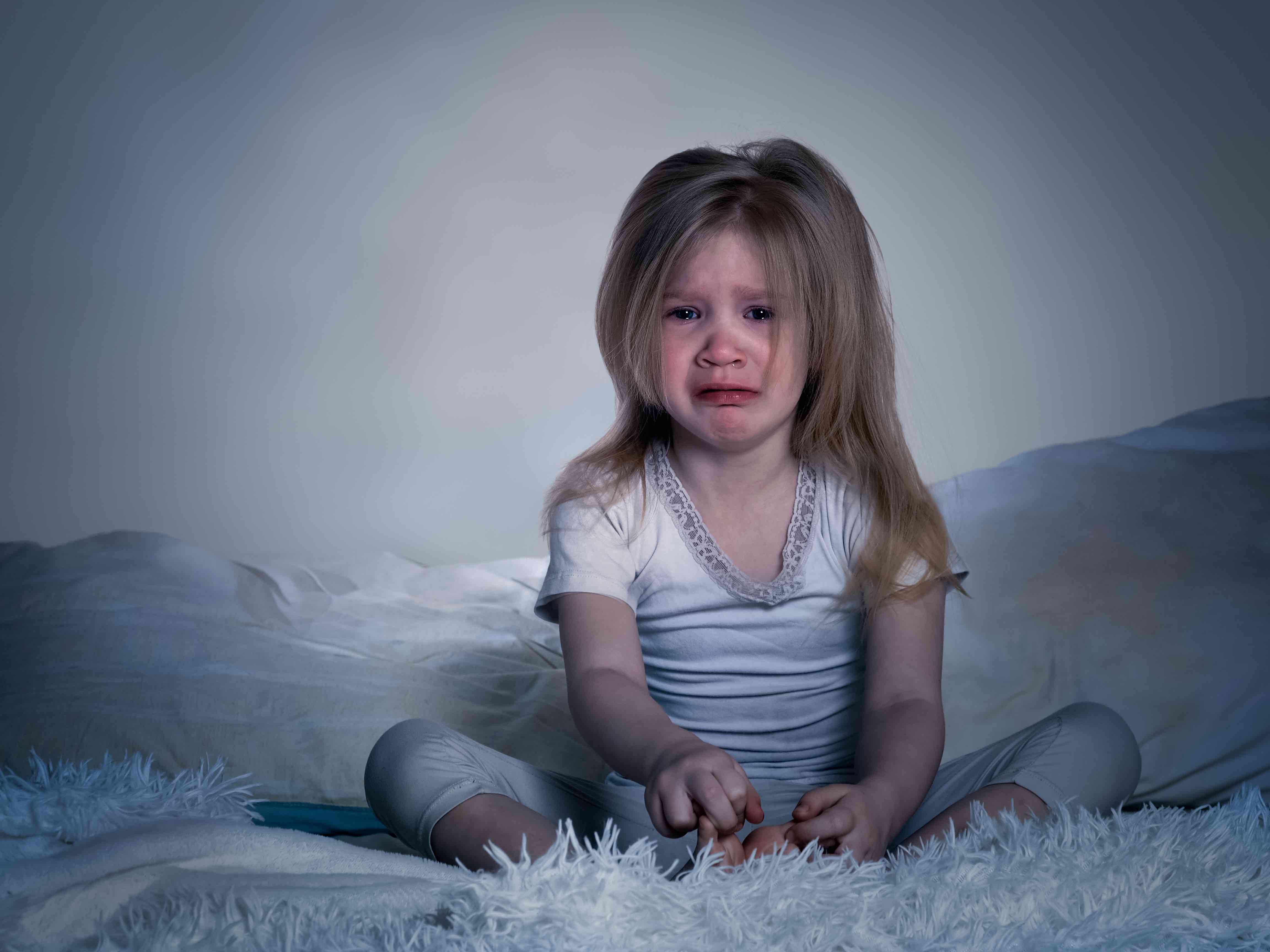 Durant une terreur nocturne, l'enfant semblé éveillé. © kozorog, Adobe Stock