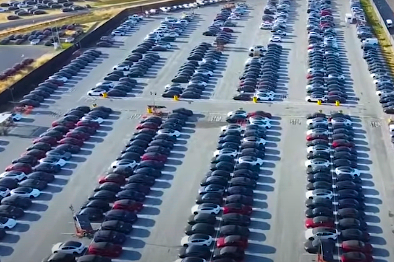  Visibles depuis l’espace, les Tesla s'accumulent par milliers sur des parkings et c'est visible depuis l'espace. © Met God in Wilderness 在曠野遇見神 