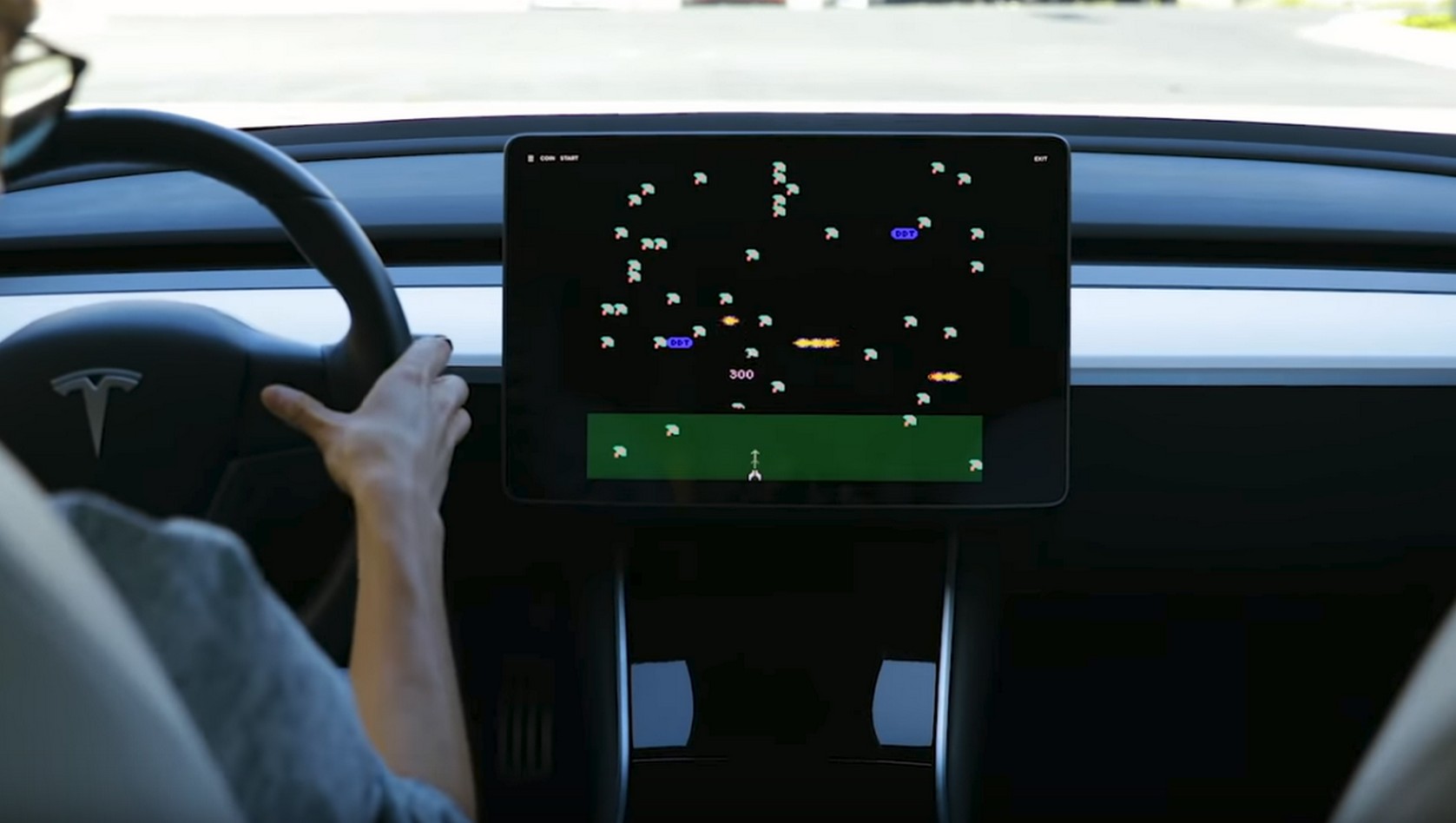 La Tesla peut se transformer en borne d’arcade Atari rétro. © Tesla
