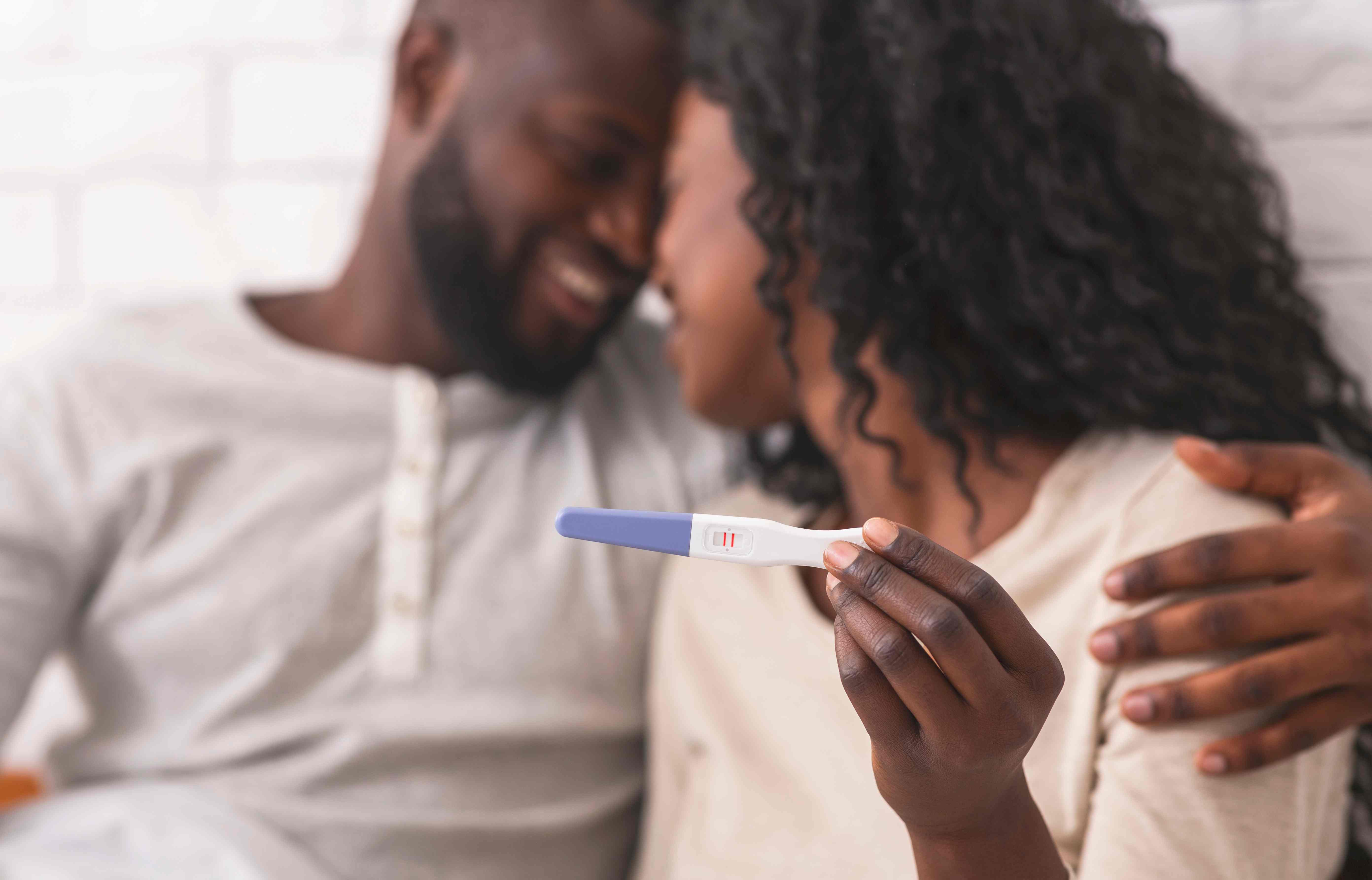 Le test urinaire de grossesse est un moyen assez fiable de savoir si vous êtes enceinte ou non, si vous ne le réalisez pas trop tôt. © Prostock-studio, Adobe Stock