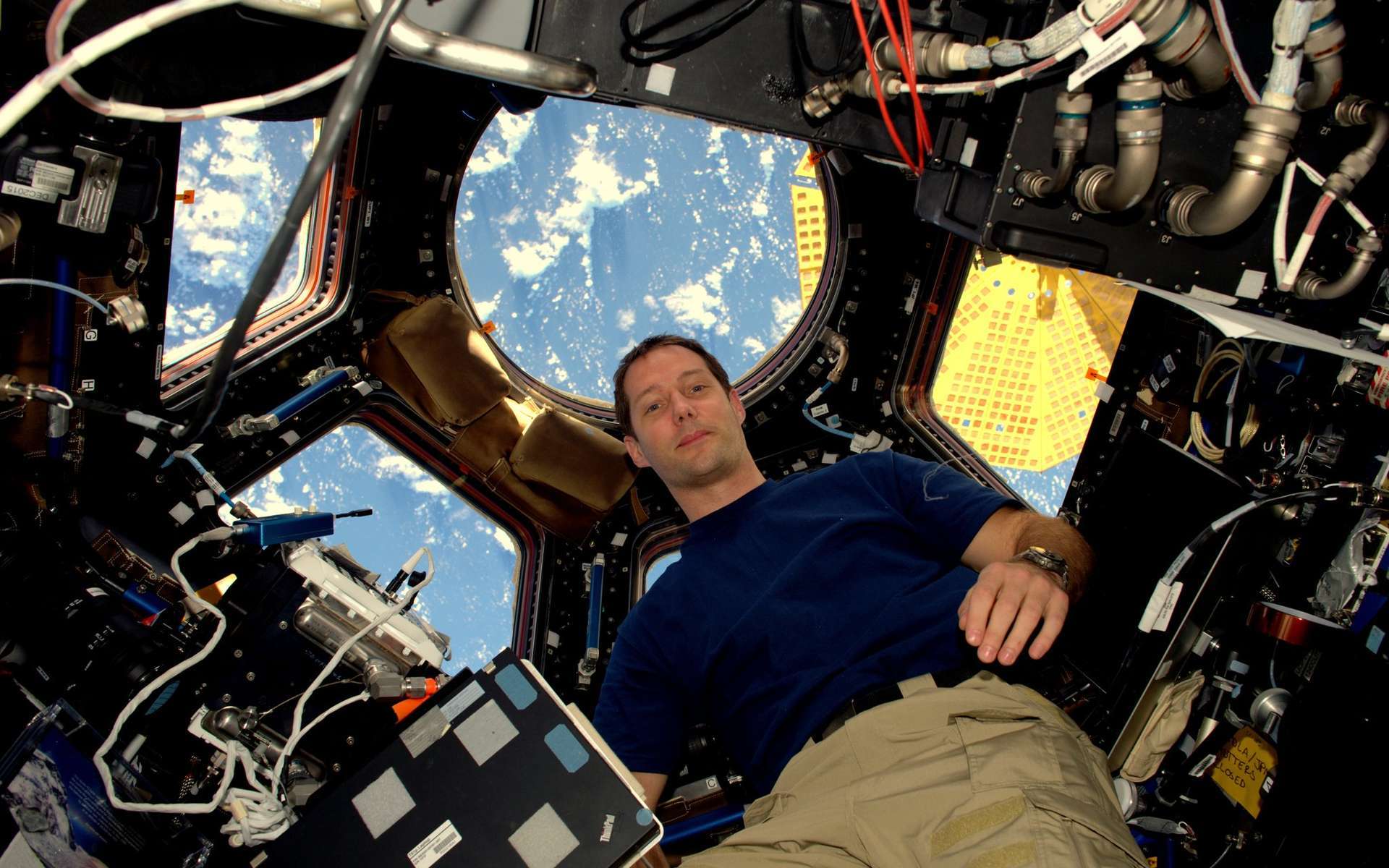 Thomas Pesquet dans la coupole de l'ISS. © Esa