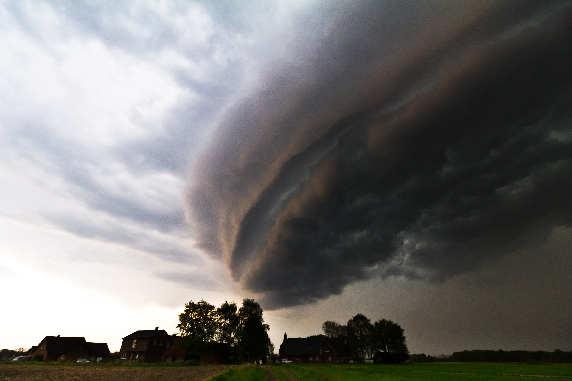 Le système convectif de méso-échelle donne souvent lieu à des arcus impressionnants en bordure. © DerTobiSturmjagd, Pixabay