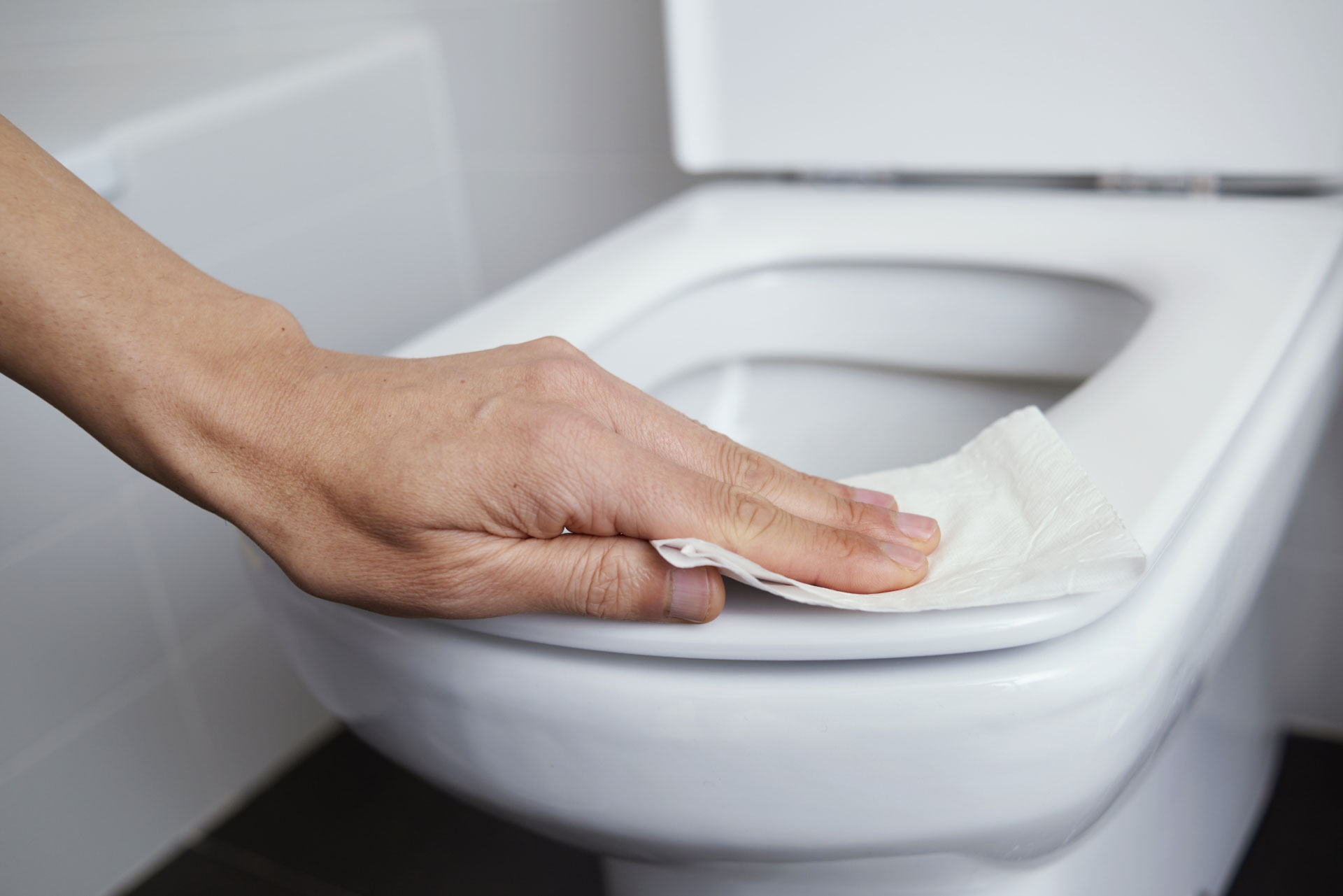 Nettoyer la cuvette des toilettes, notamment celles publiques, permet de limiter une potentielle contamination par le SARS-CoV-2. © nito, Adobe Stock
