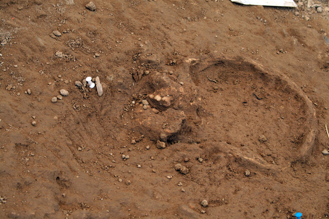 Crâne du défunt inhumé dans la tombe épipaléolithique (11.000 à 11.500 avant notre ère), en cours de dégagement, sur le site de fouille archéologique de la ZAC des Vigneaux, à Cuges-les-Pins. © Cécile Martinez, Inrap