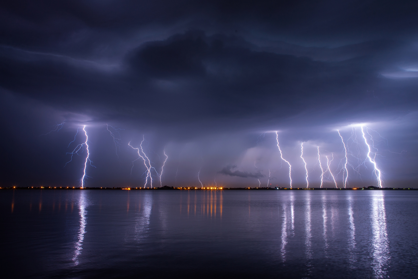 Des coups de tonnerre accompagnent les éclairs qui zèbrent le ciel au cours d’un orage. © danmir12, fotolia