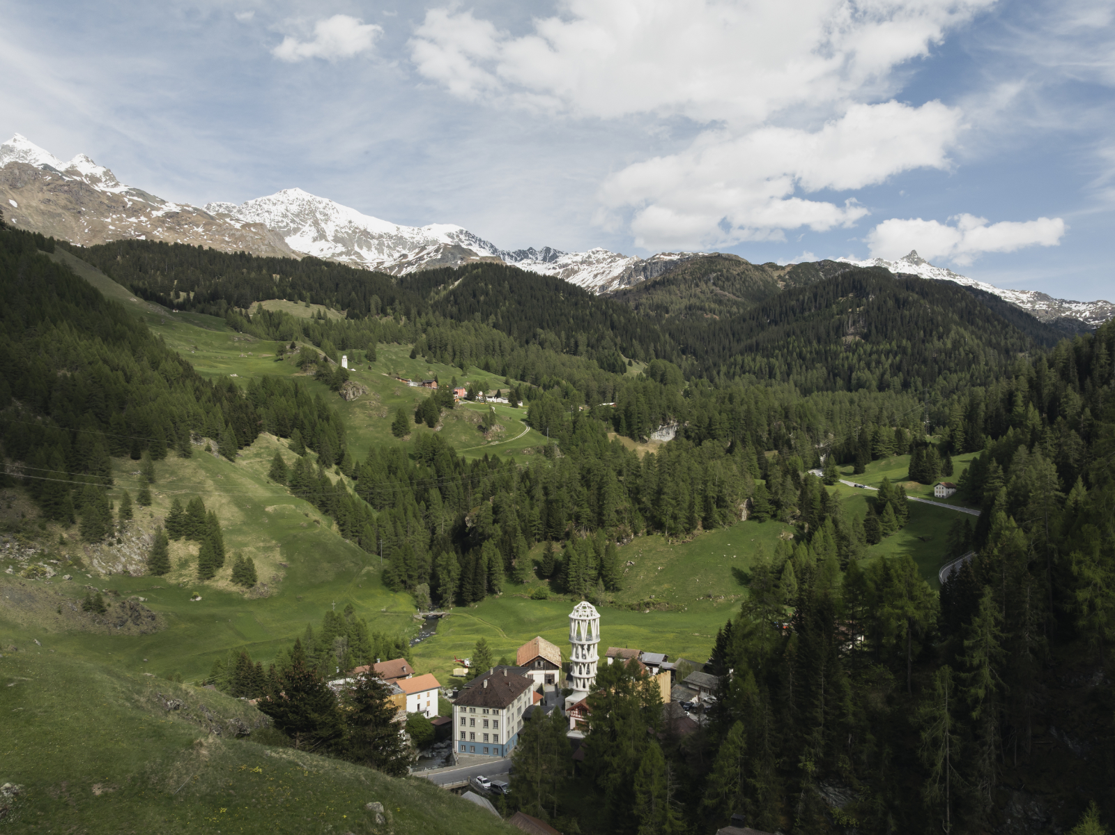 Mulegns, village du canton des Grisons en Suisse qui accueille la Tour Blanche. © Benjamin Hofer, Nova Fundaziun Origen
