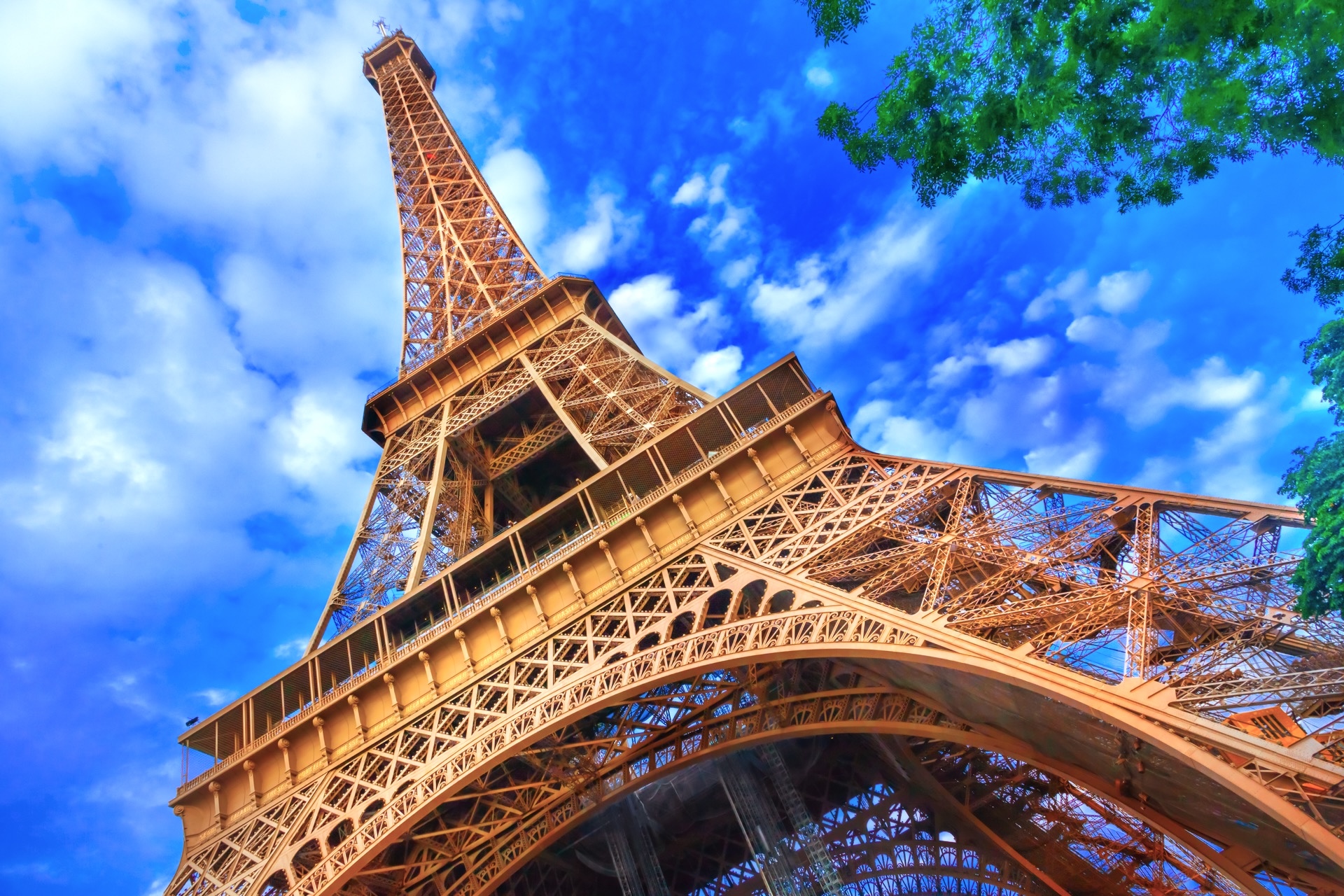 Un objet lancé depuis la tour Eiffel est soumis aux frottements de l'air. © milphoto, Adobe Stock