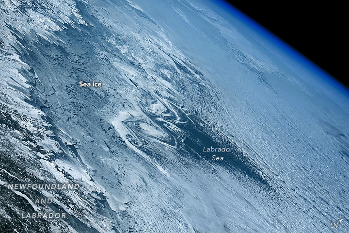 Des tourbillons de fragments de glace peuvent se former à la rencontre des courants chauds et des courants froids. © ISS, Nasa 